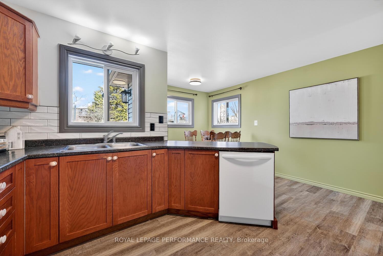 Photo 18 of 107 Lorne Street, Smiths Falls, Smiths Falls — HOMEH