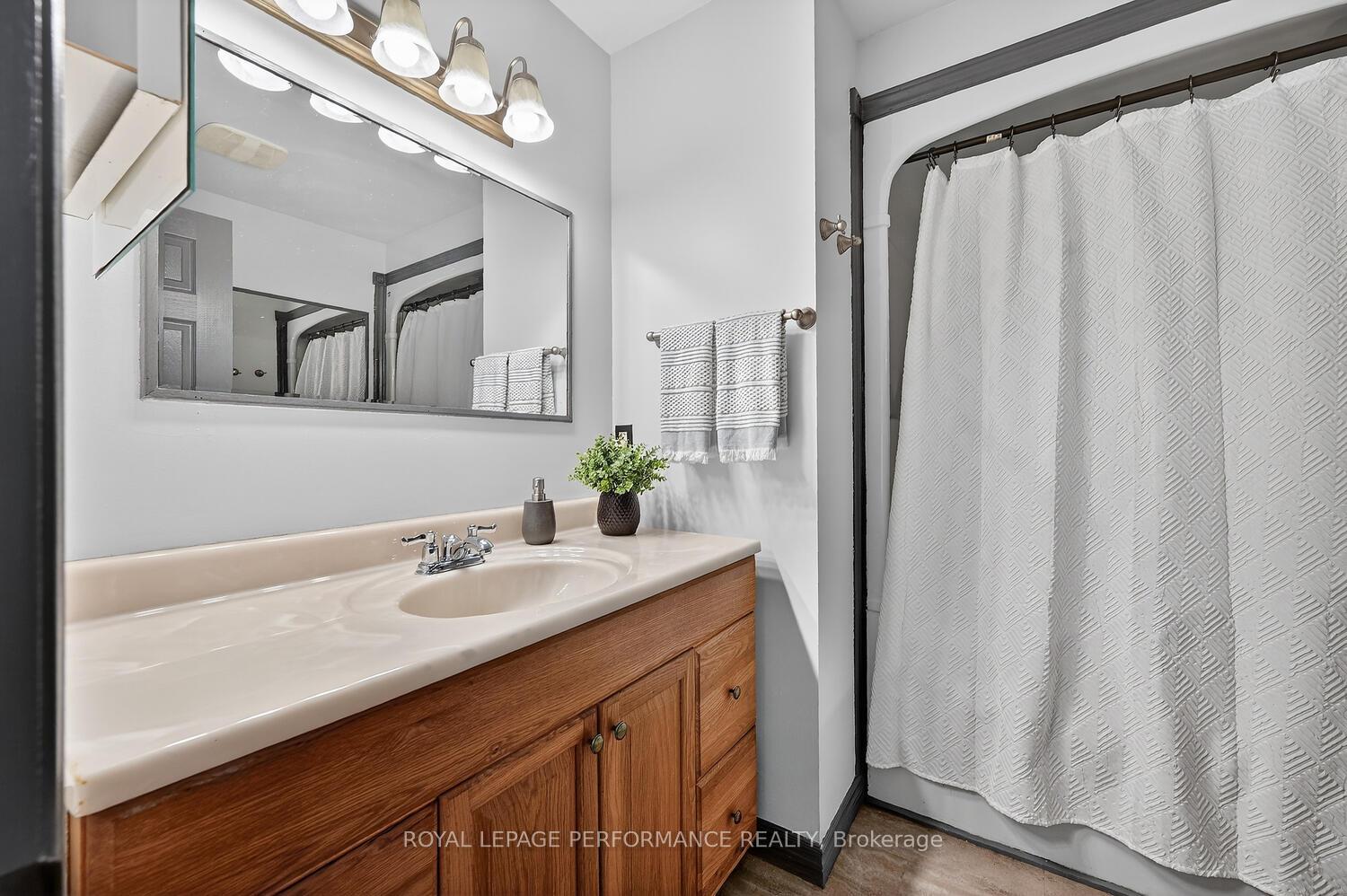 Photo 21 of 107 Lorne Street, Smiths Falls, Smiths Falls — HOMEH