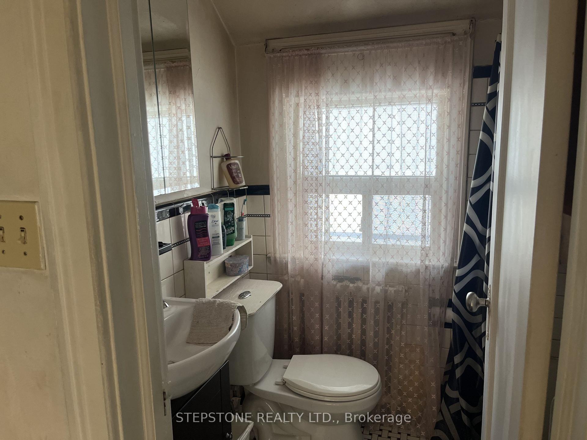 Photo 9 of 40 Glenvalley Drive S, North York, Mount Dennis — HOMEH