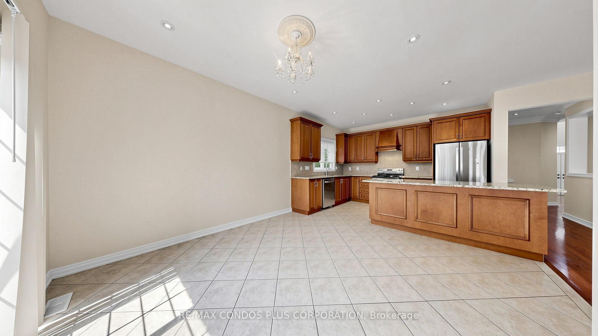 Photo 12 of 139 Queen Filomena Avenue, Vaughan, Patterson — HOMEH