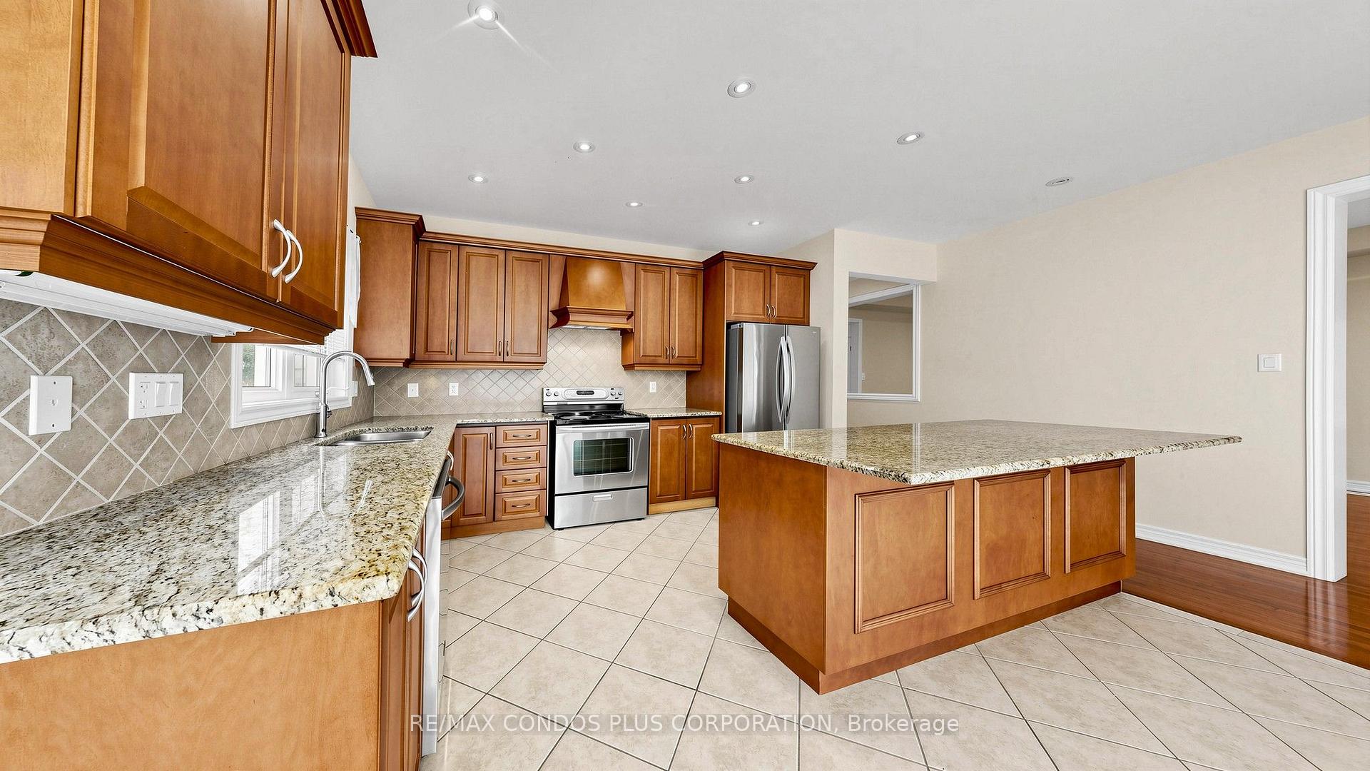 Photo 16 of 139 Queen Filomena Avenue, Vaughan, Patterson — HOMEH