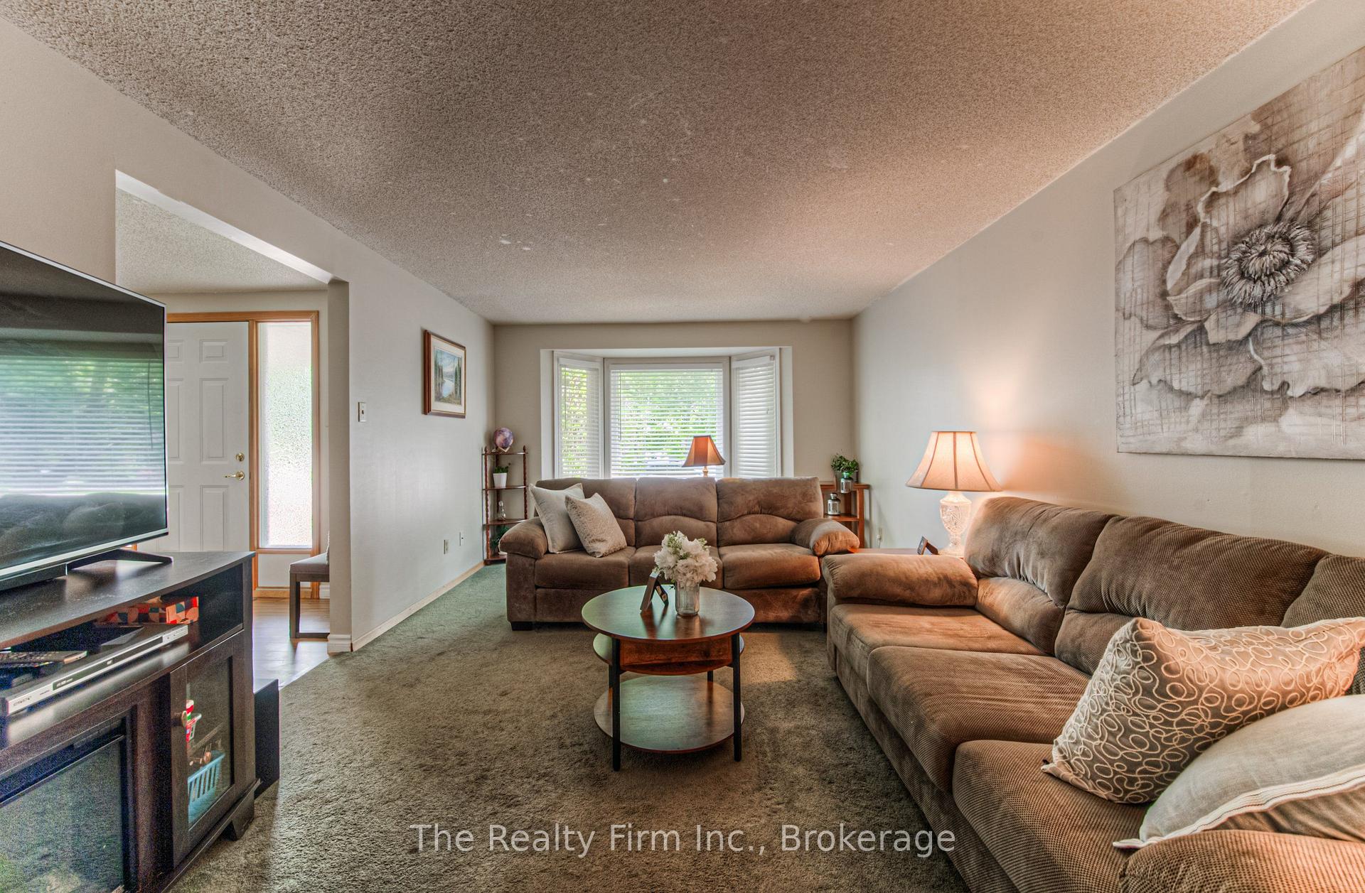 Photo 4 of 82 Roseneath Crescent, Kitchener, Laurentian Hills — HOMEH
