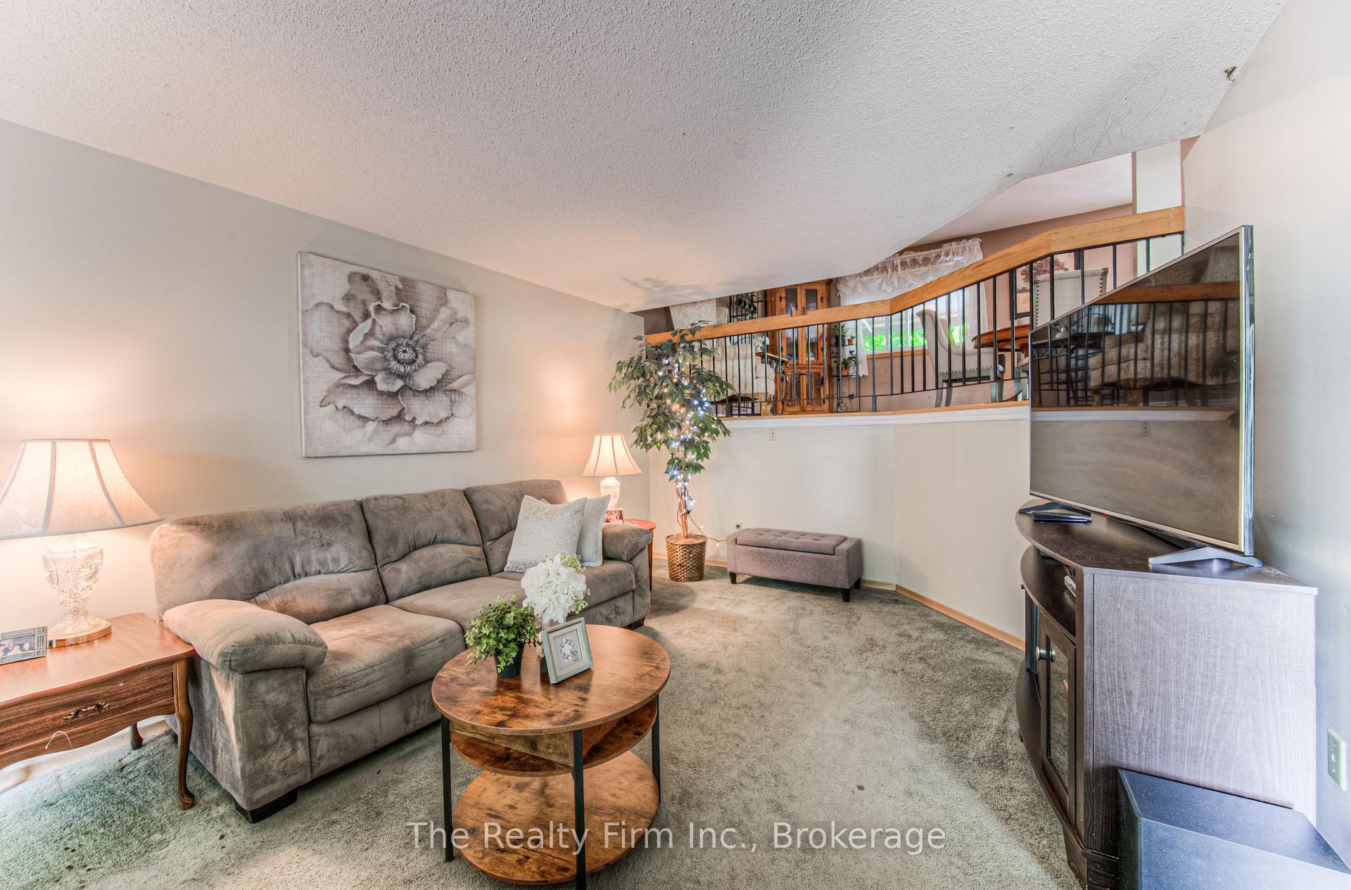 Photo 5 of 82 Roseneath Crescent, Kitchener, Laurentian Hills — HOMEH