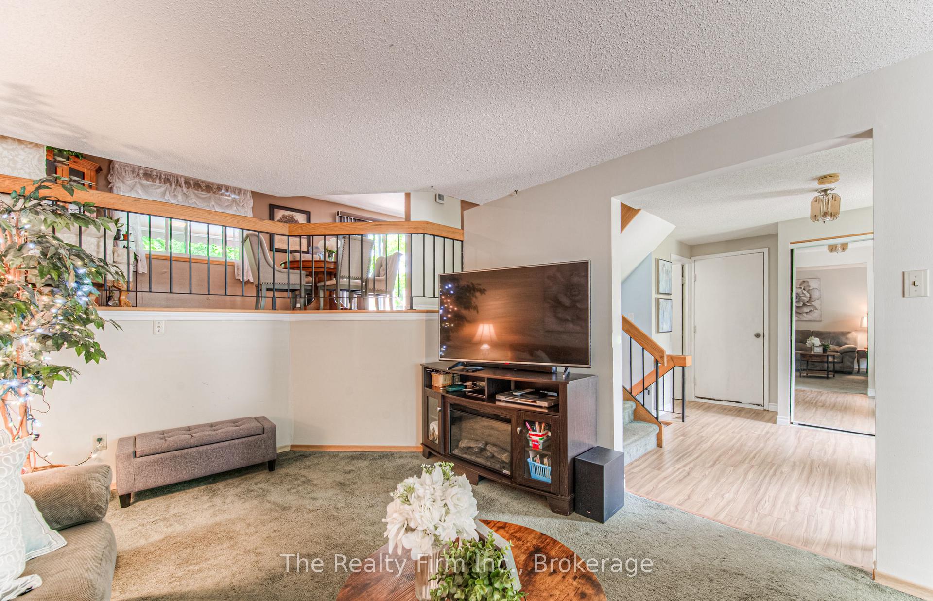 Photo 6 of 82 Roseneath Crescent, Kitchener, Laurentian Hills — HOMEH
