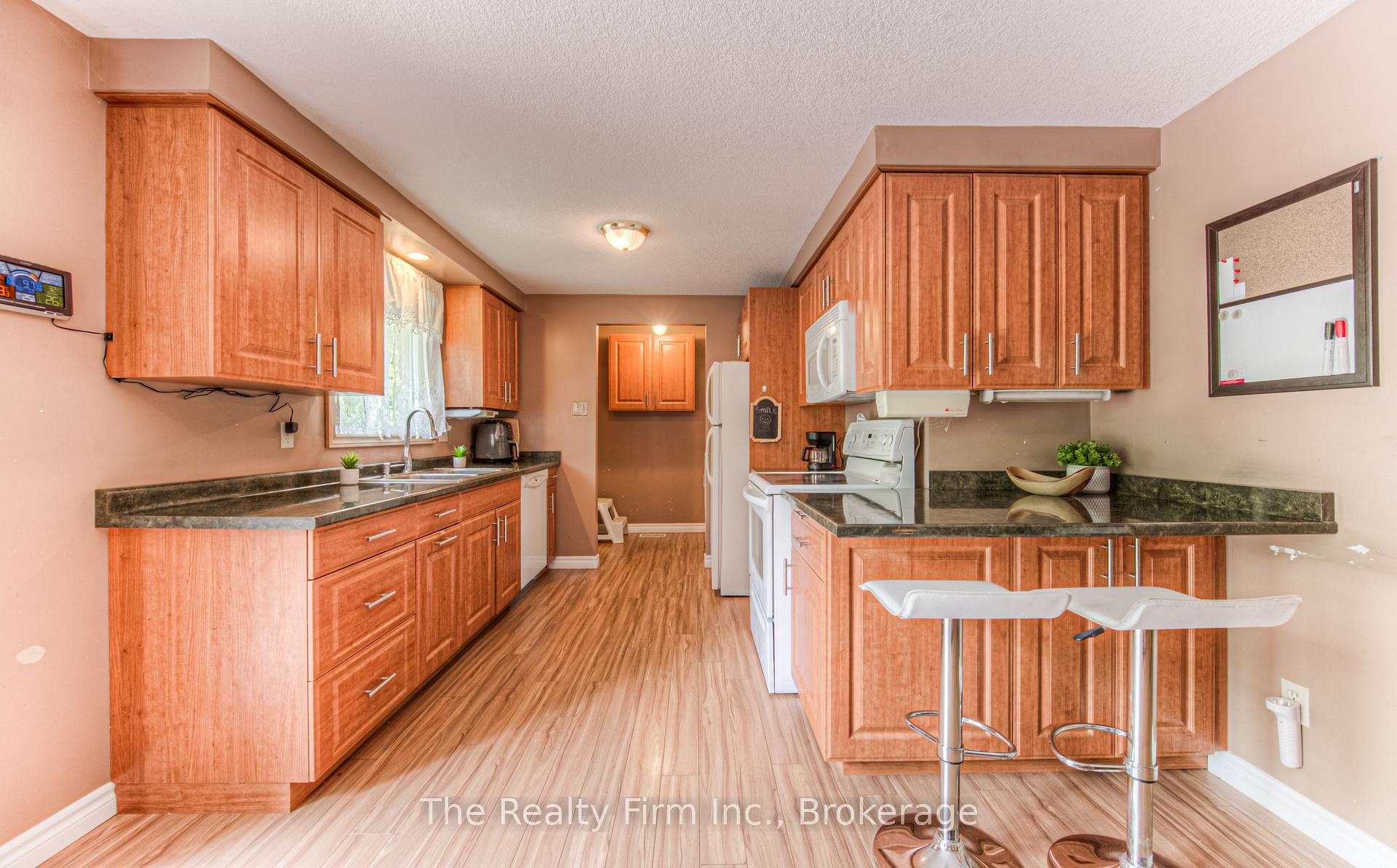 Photo 10 of 82 Roseneath Crescent, Kitchener, Laurentian Hills — HOMEH