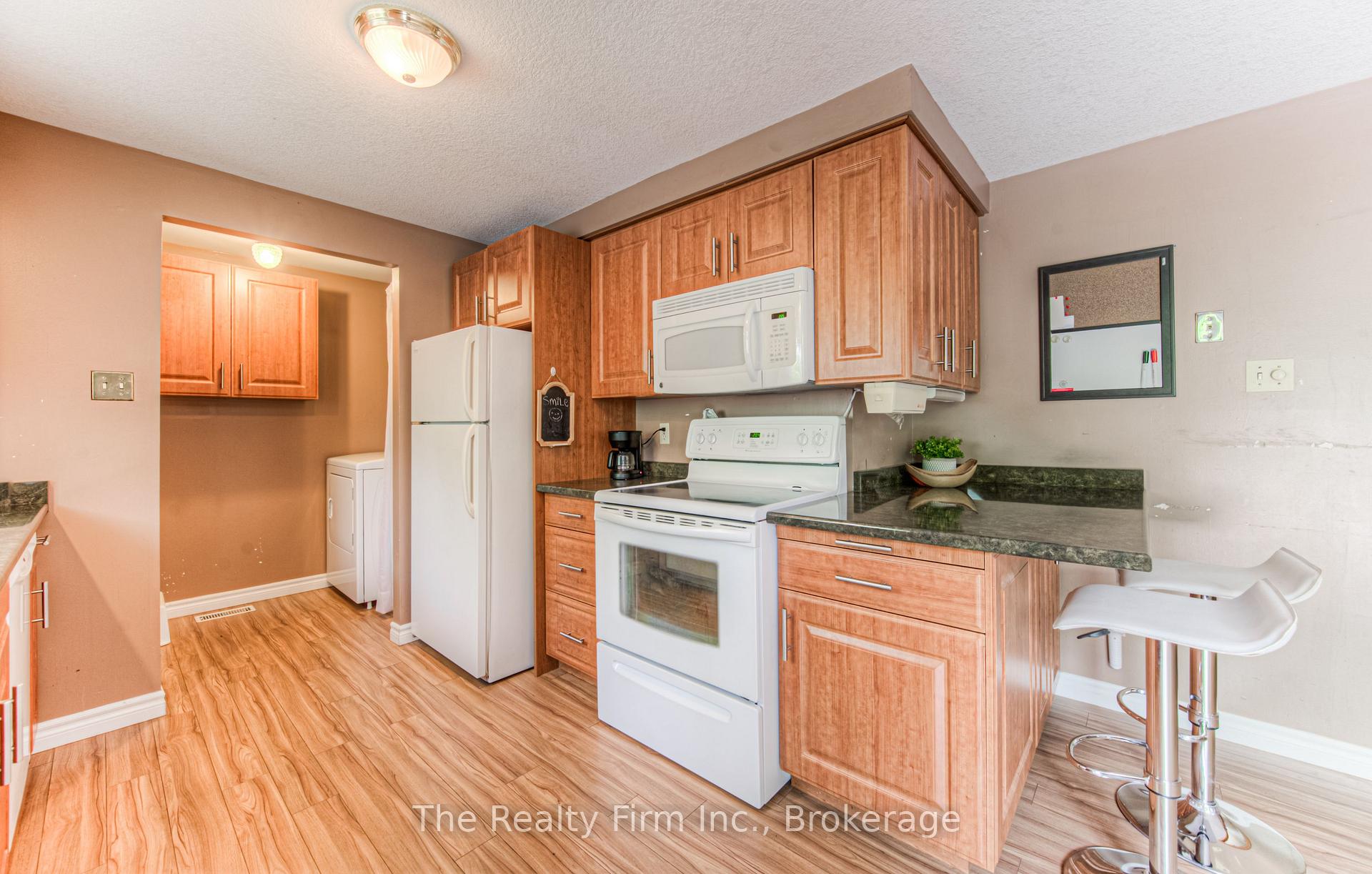 Photo 12 of 82 Roseneath Crescent, Kitchener, Laurentian Hills — HOMEH
