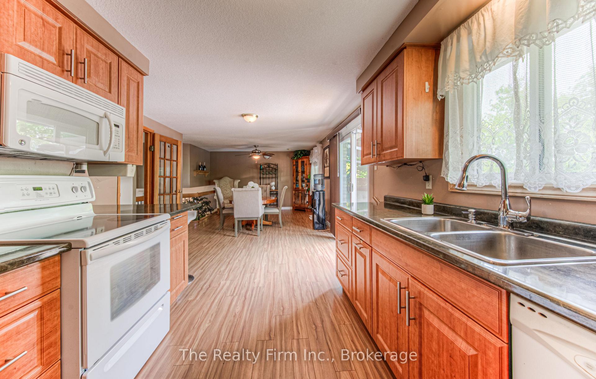 Photo 13 of 82 Roseneath Crescent, Kitchener, Laurentian Hills — HOMEH