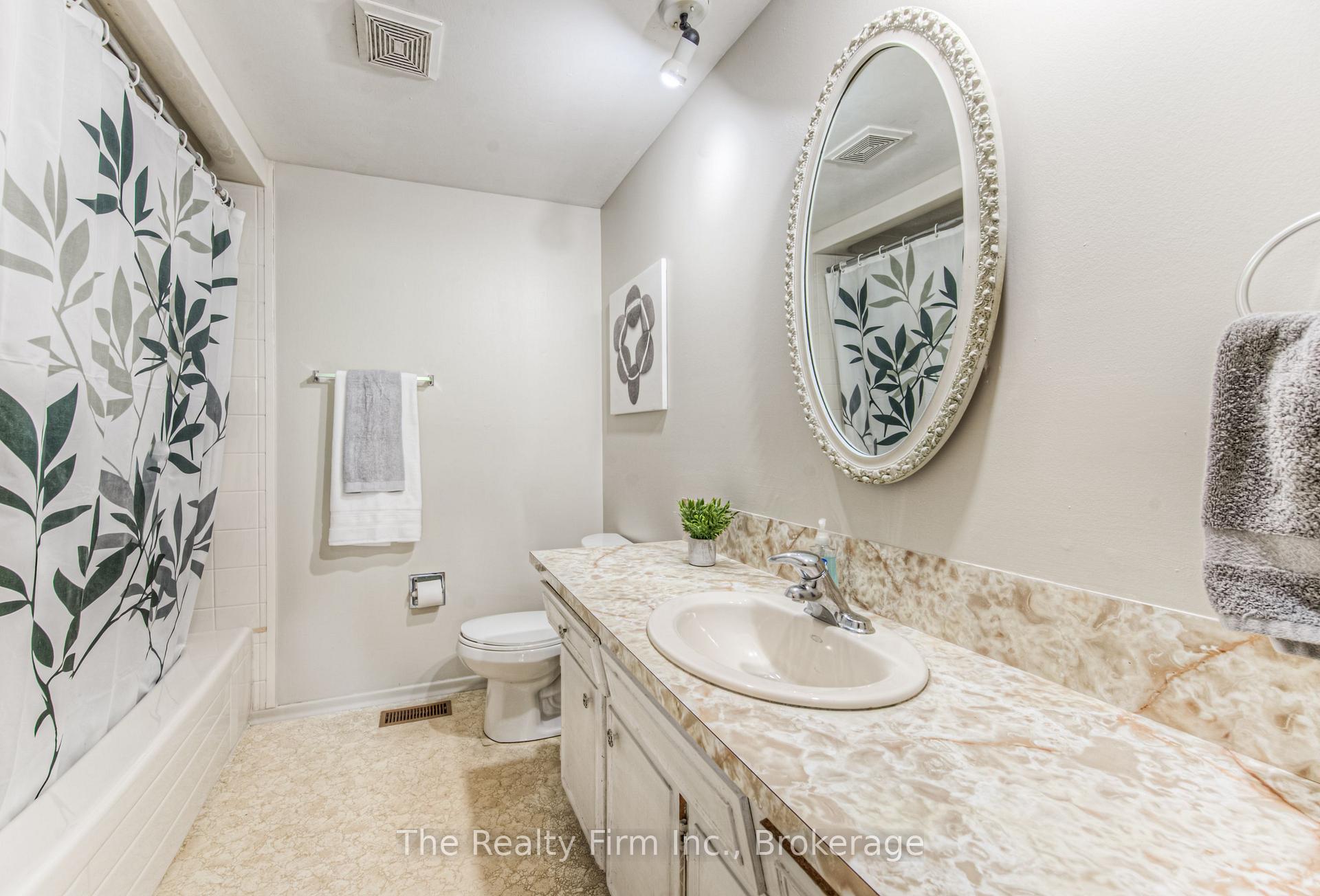Photo 18 of 82 Roseneath Crescent, Kitchener, Laurentian Hills — HOMEH