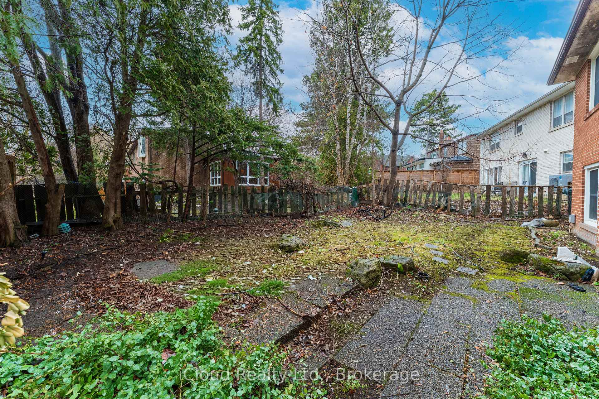 Photo 3 of 52 Montressor Drive, North York, St. Andrew-Windfields — HOMEH