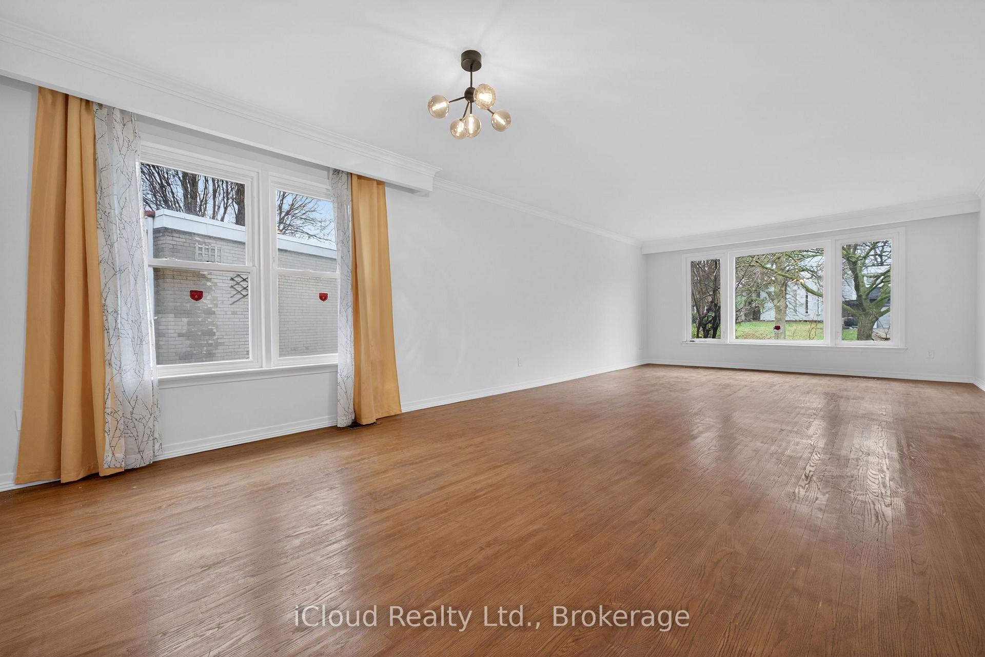 Photo 12 of 52 Montressor Drive, North York, St. Andrew-Windfields — HOMEH