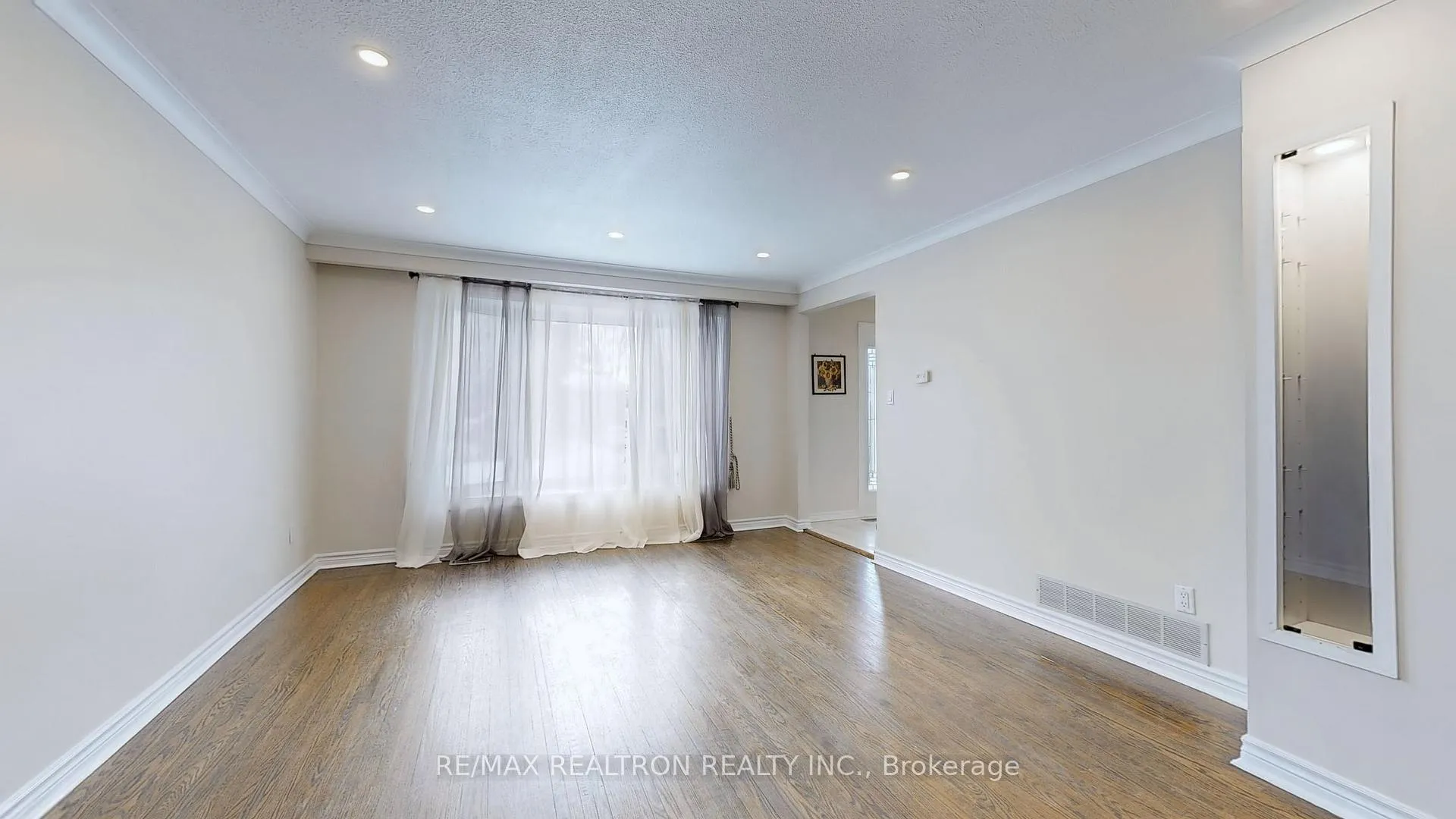 Photo 3 of 6 Hammond Drive, Aurora, Aurora Heights — HOMEH