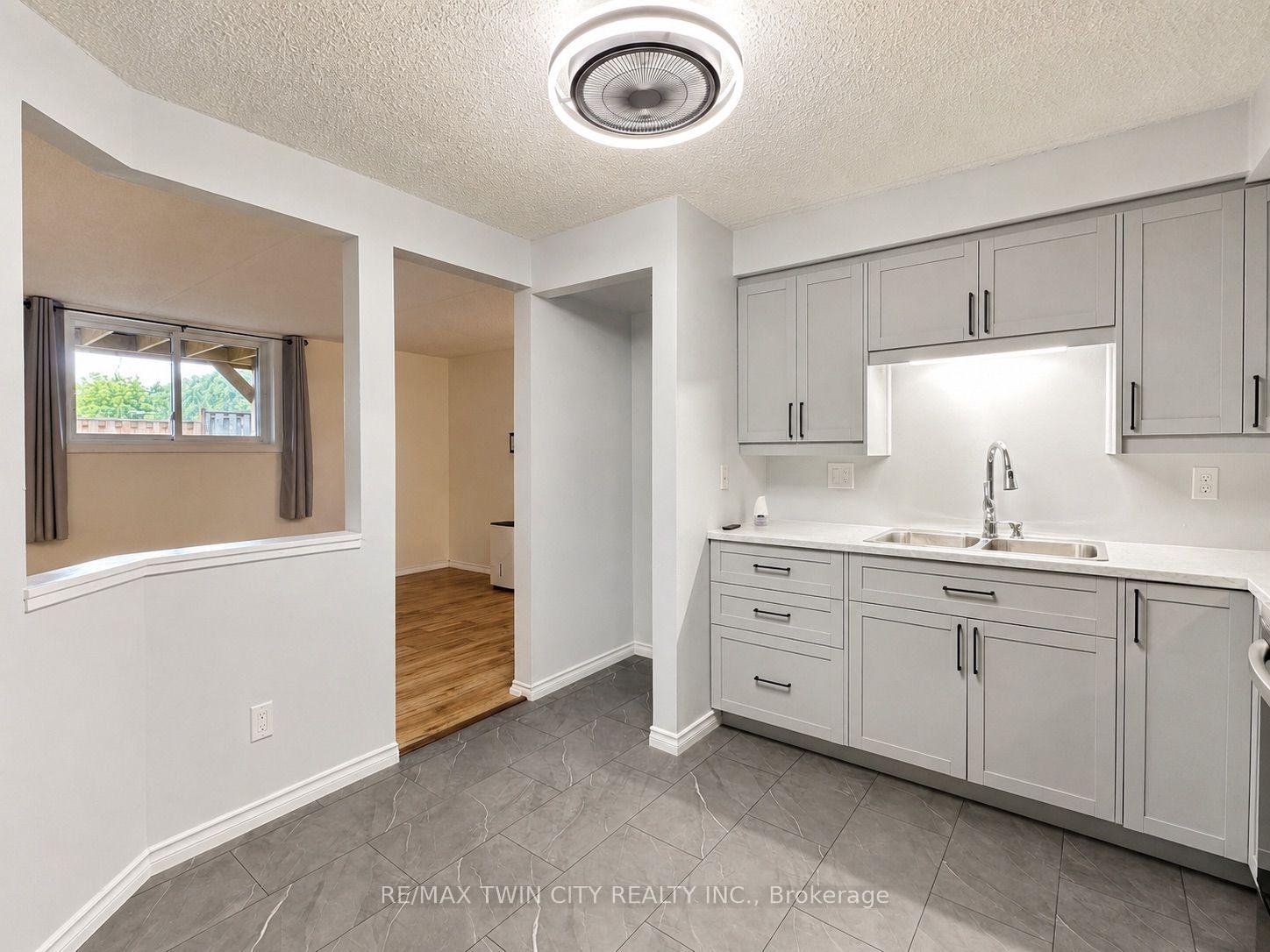 Photo 4 of Unit 402, 266 Overlea Drive, Kitchener, Victoria Hills — HOMEH