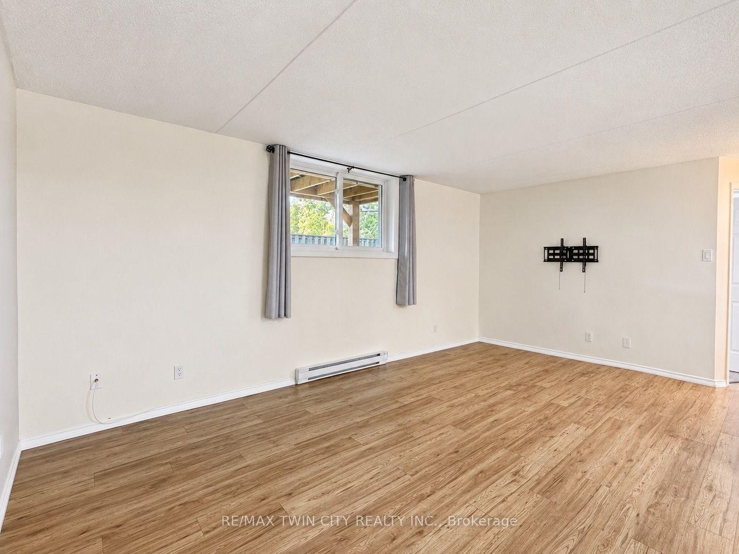 Photo 5 of Unit 402, 266 Overlea Drive, Kitchener, Victoria Hills — HOMEH