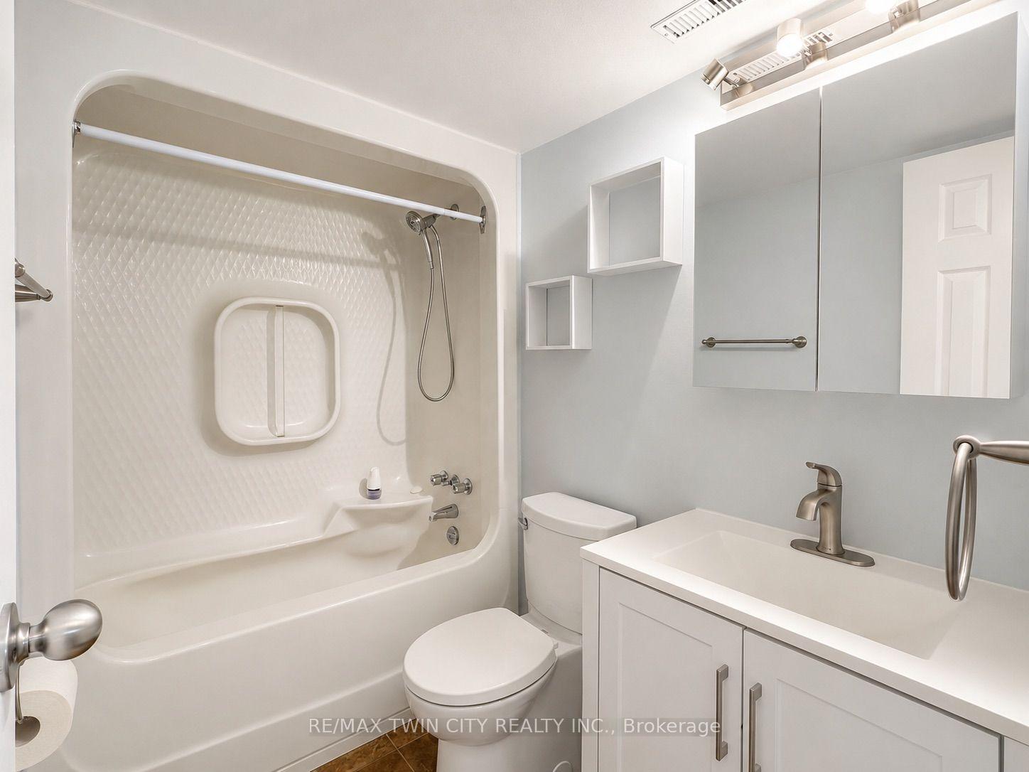 Photo 12 of Unit 402, 266 Overlea Drive, Kitchener, Victoria Hills — HOMEH