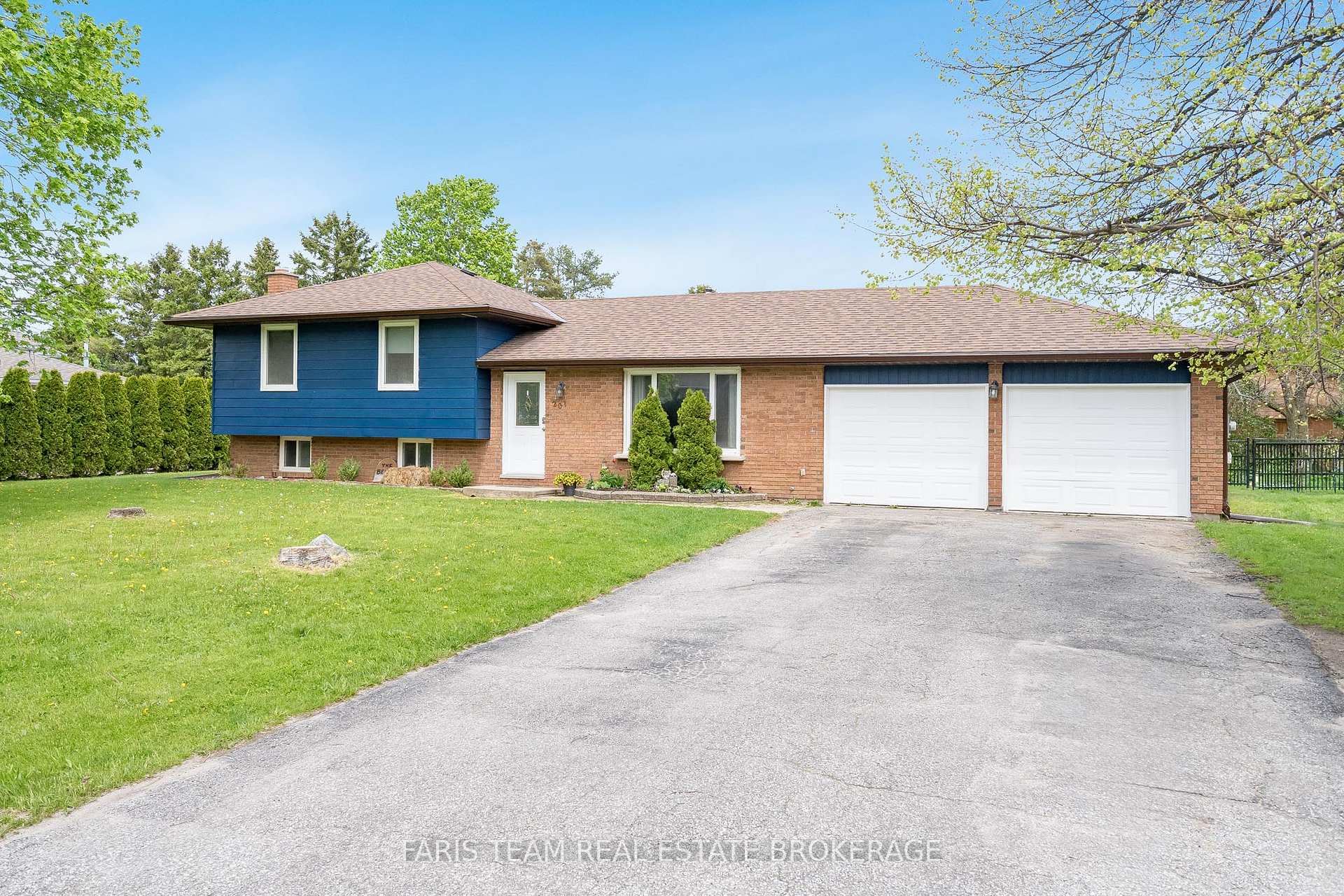 Photo 2 of 201 Parkside Crescent, Innisfil, Stroud — HOMEH