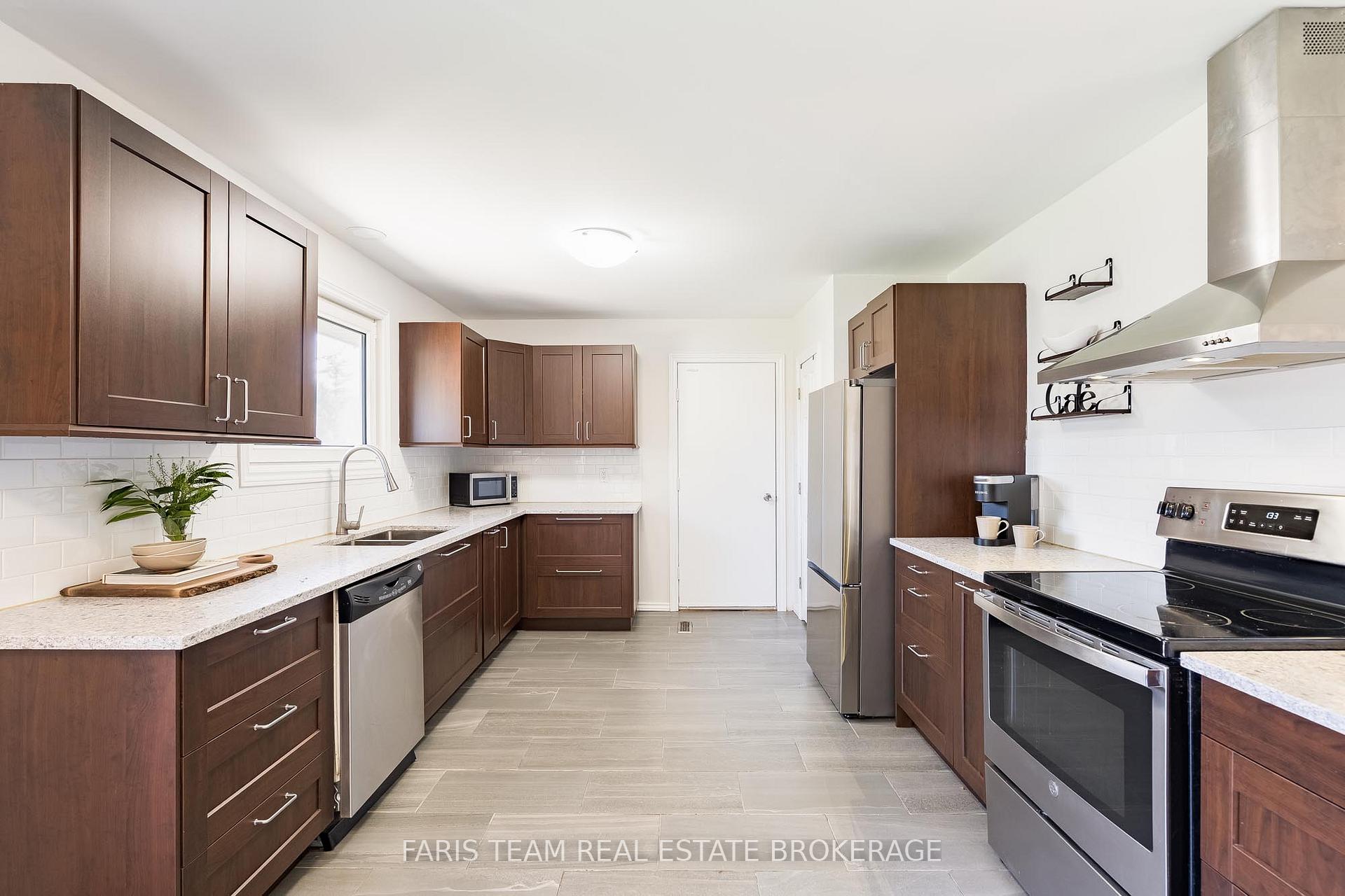 Photo 11 of 201 Parkside Crescent, Innisfil, Stroud — HOMEH
