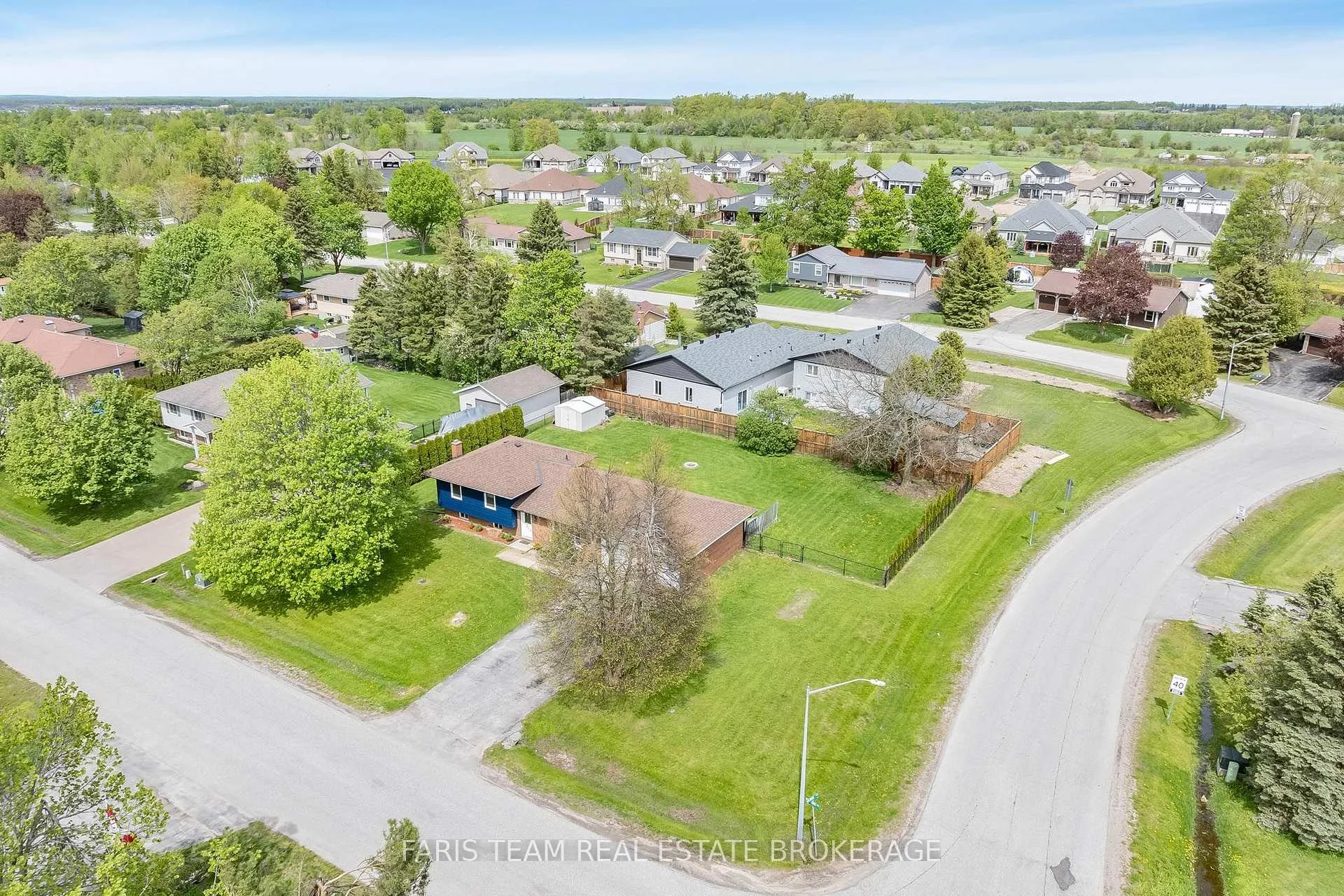 Photo 4 of 201 Parkside Crescent, Innisfil, Stroud — HOMEH