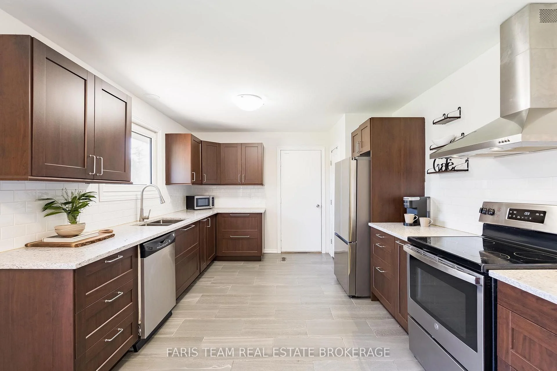 Photo 10 of 201 Parkside Crescent, Innisfil, Stroud — HOMEH