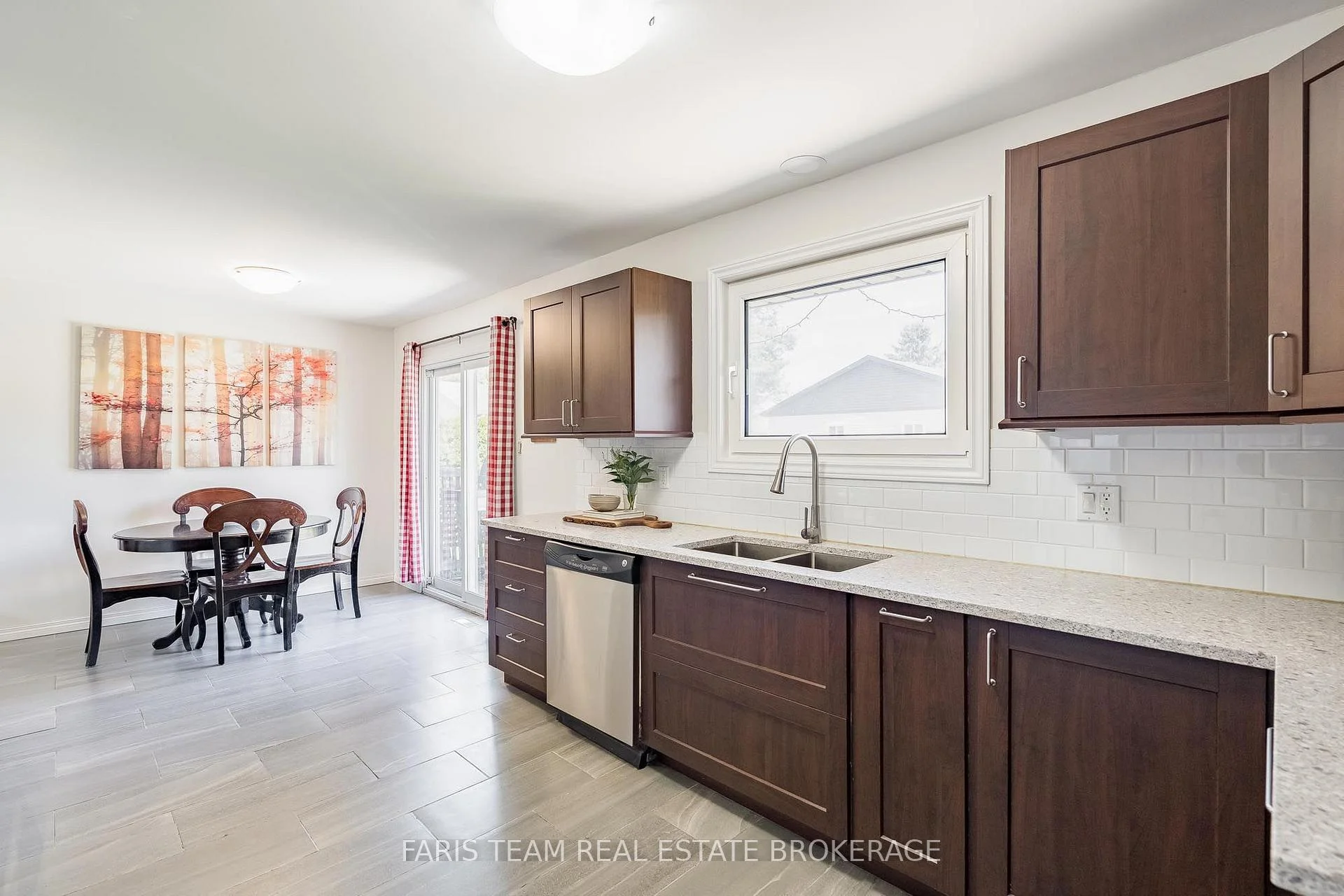 Photo 12 of 201 Parkside Crescent, Innisfil, Stroud — HOMEH