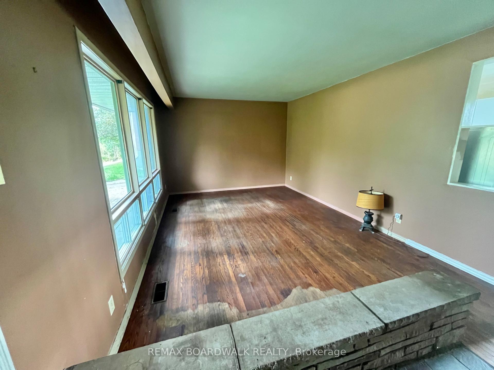 Photo 5 of 1363 Duford Drive, Ottawa, Bilberry Creek/Queenswood Heights — HOMEH