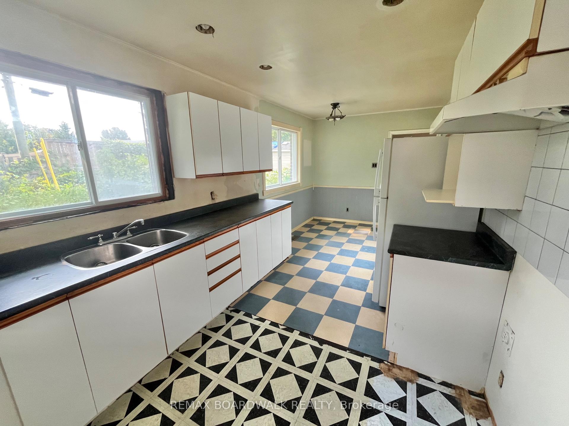 Photo 7 of 1363 Duford Drive, Ottawa, Bilberry Creek/Queenswood Heights — HOMEH