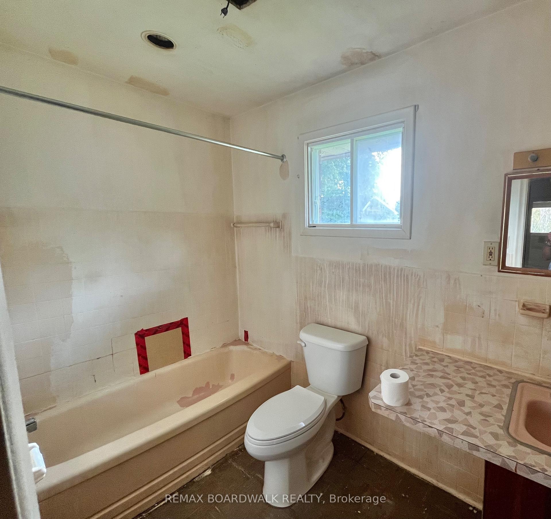 Photo 12 of 1363 Duford Drive, Ottawa, Bilberry Creek/Queenswood Heights — HOMEH