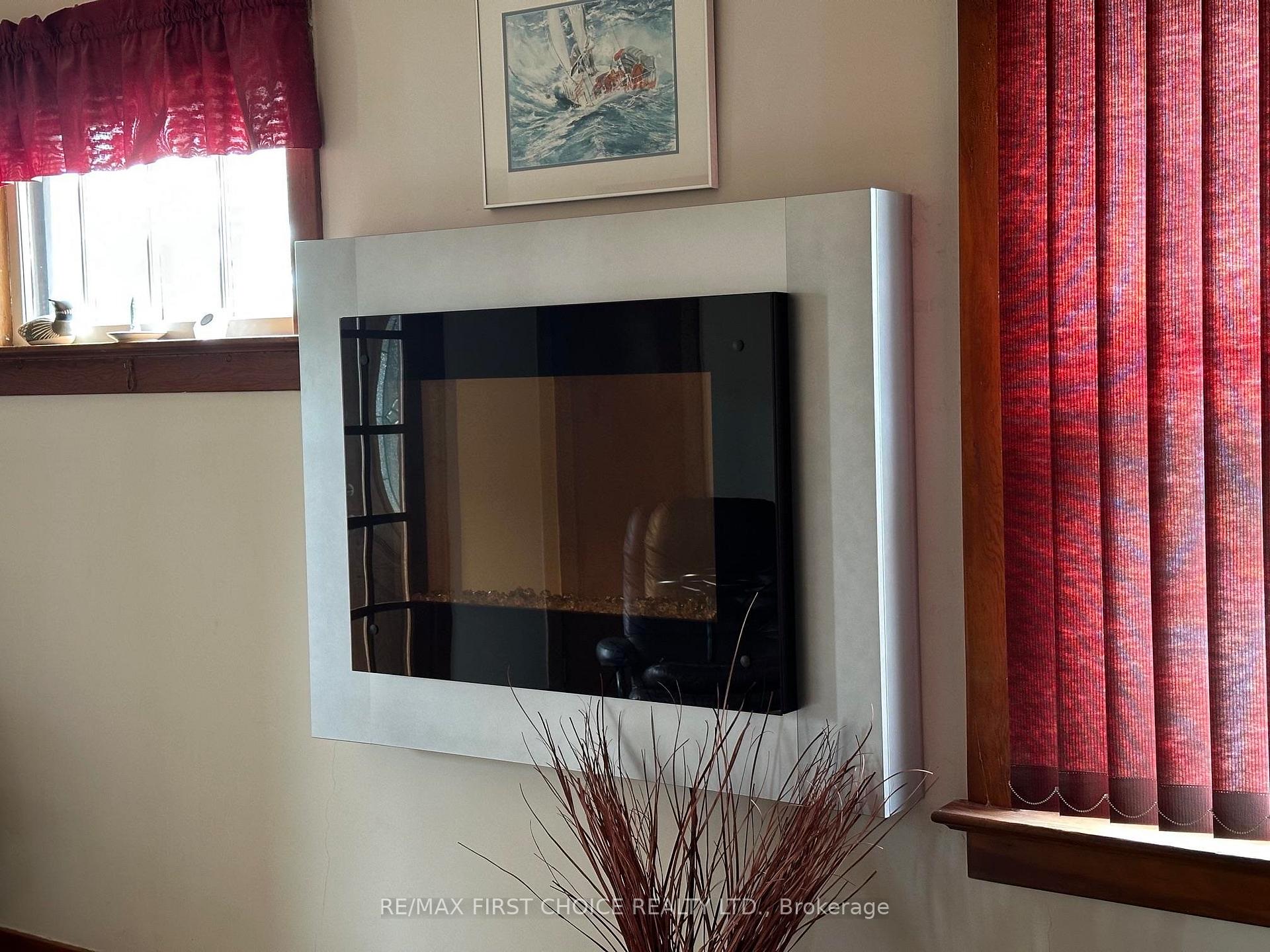 Photo 5 of 106 College Street, Thunder Bay, College Heights — HOMEH