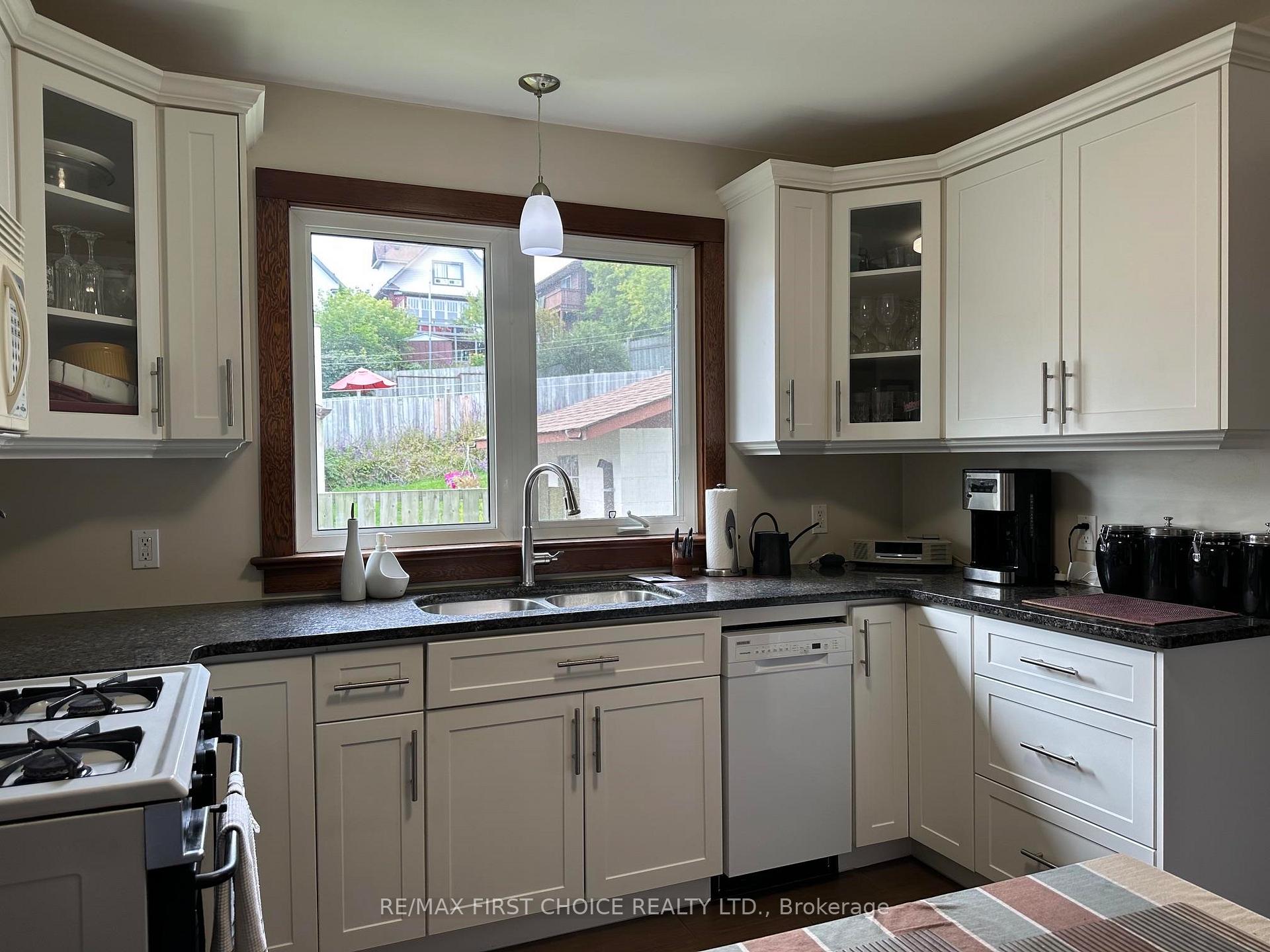 Photo 7 of 106 College Street, Thunder Bay, College Heights — HOMEH