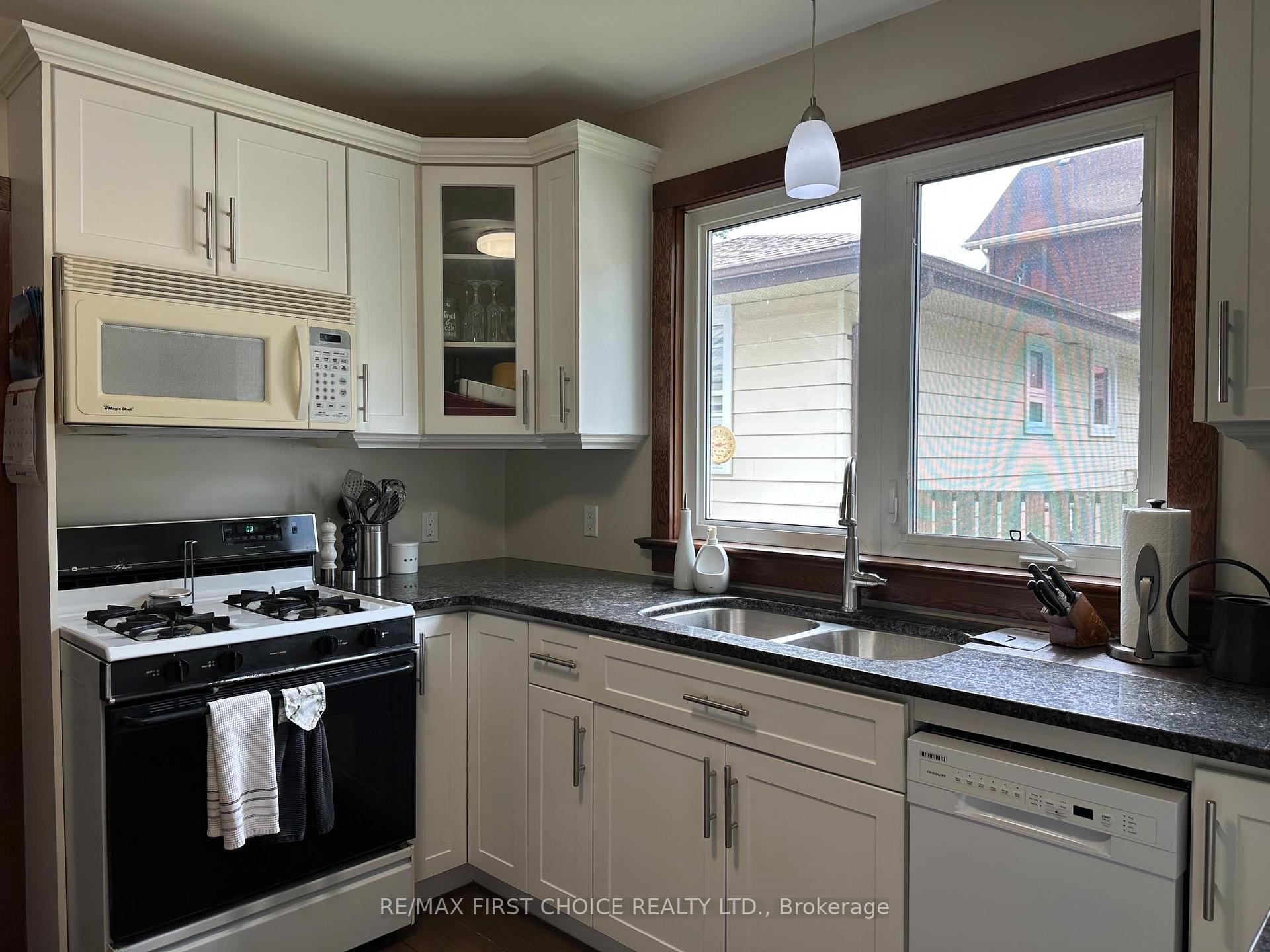 Photo 8 of 106 College Street, Thunder Bay, College Heights — HOMEH