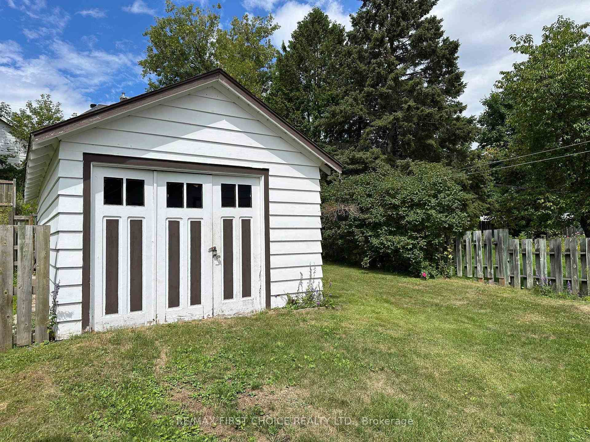 Photo 21 of 106 College Street, Thunder Bay, College Heights — HOMEH