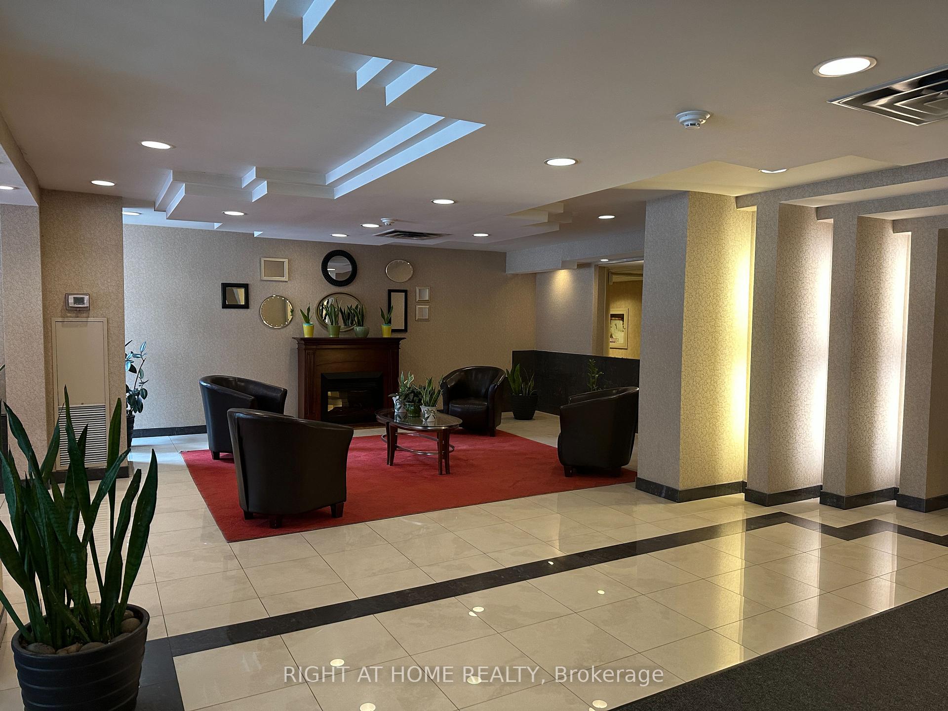 Photo 4 of Unit 1406, 300 Webb Drive, Mississauga, City Centre — HOMEH