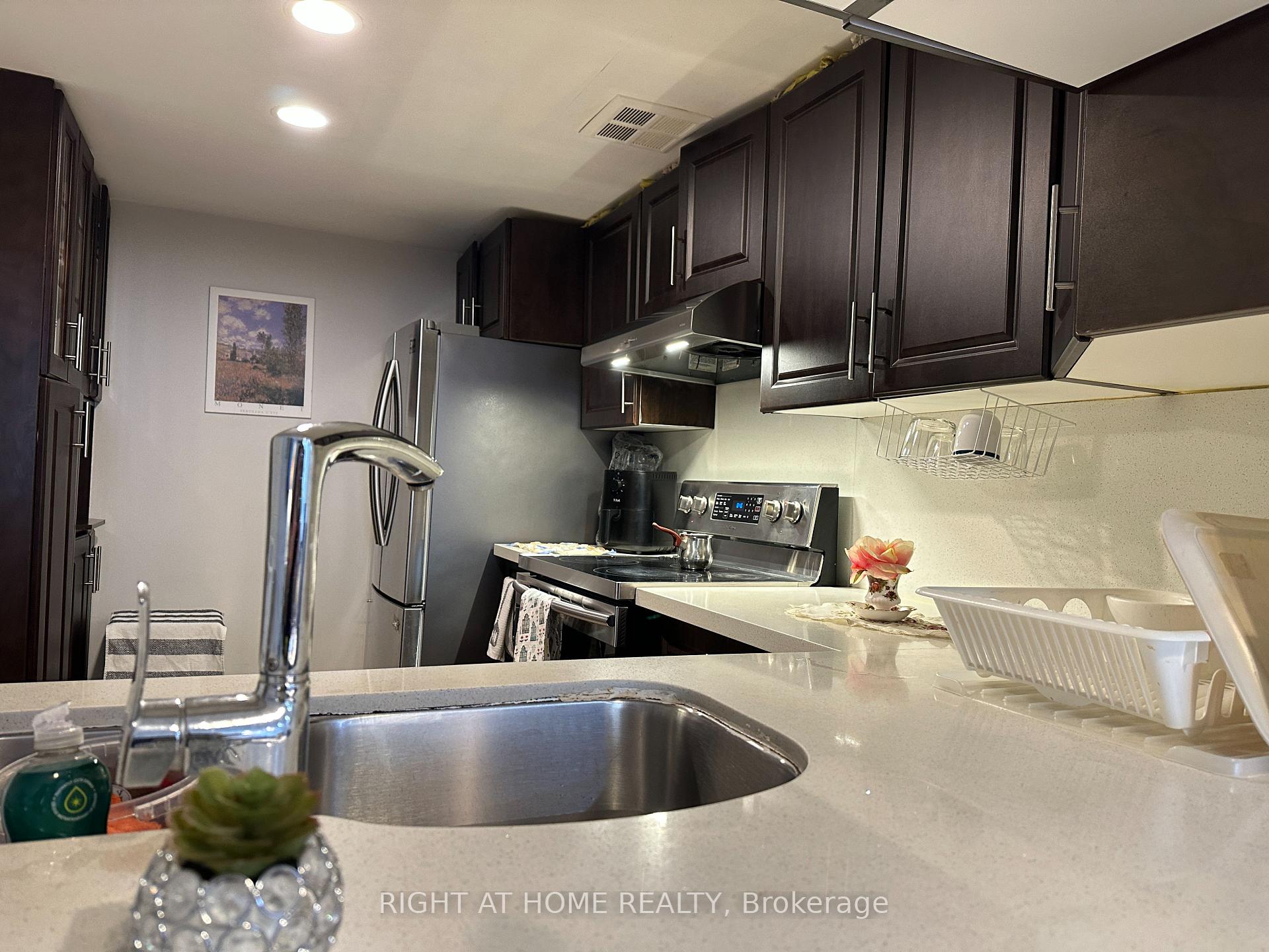 Photo 7 of Unit 1406, 300 Webb Drive, Mississauga, City Centre — HOMEH