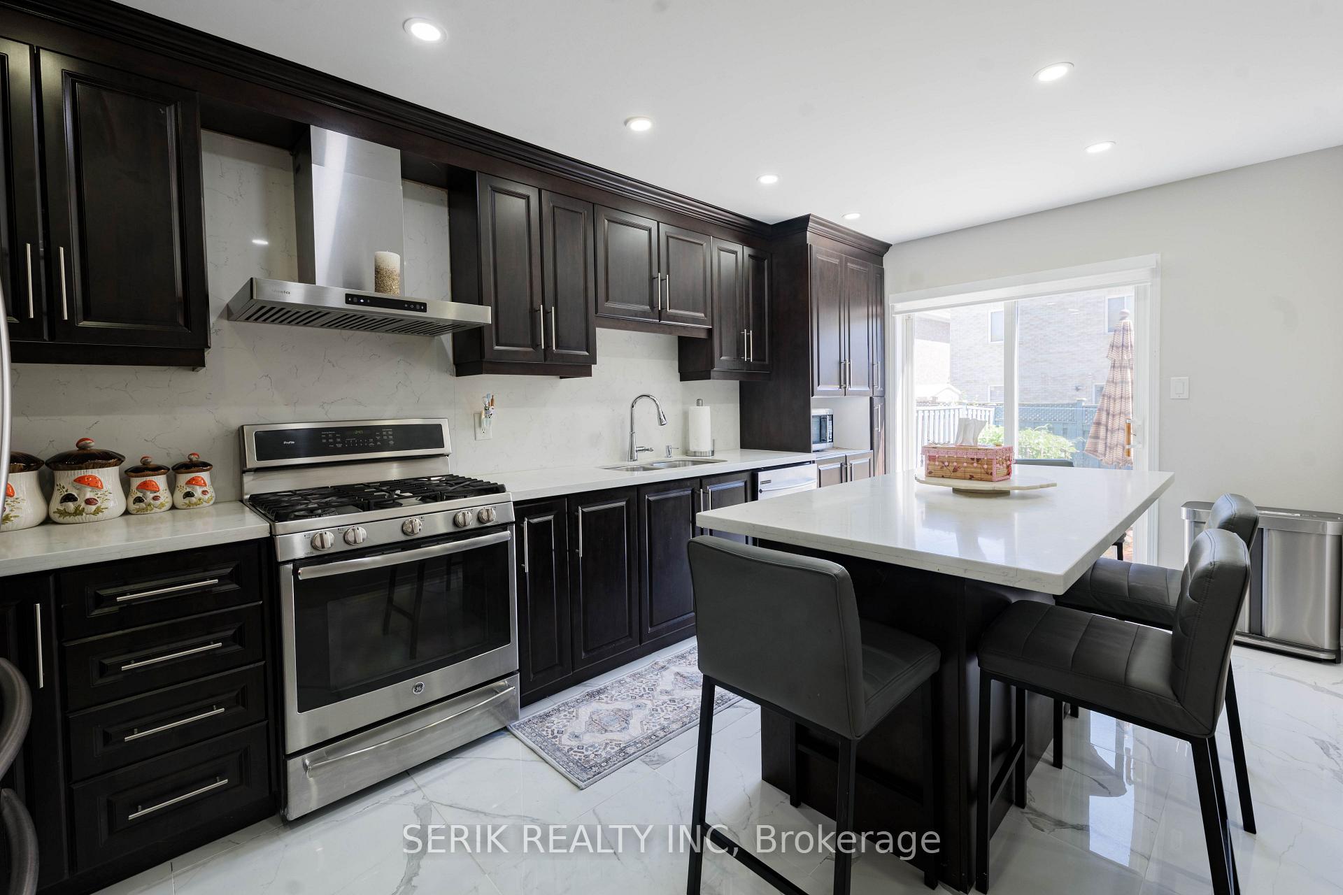 Photo 12 of 152 Monteith Crescent, Vaughan, Maple — HOMEH