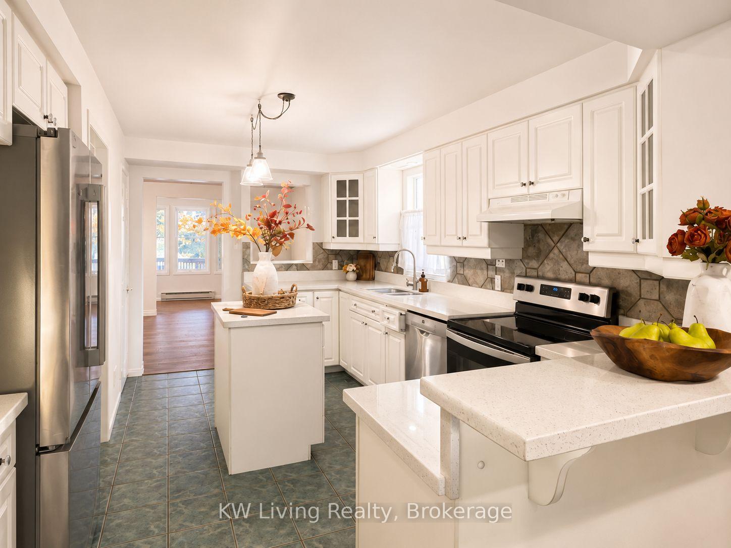 Photo 18 of 127 Lake Drive N, Georgina, Historic Lakeshore Communities — HOMEH