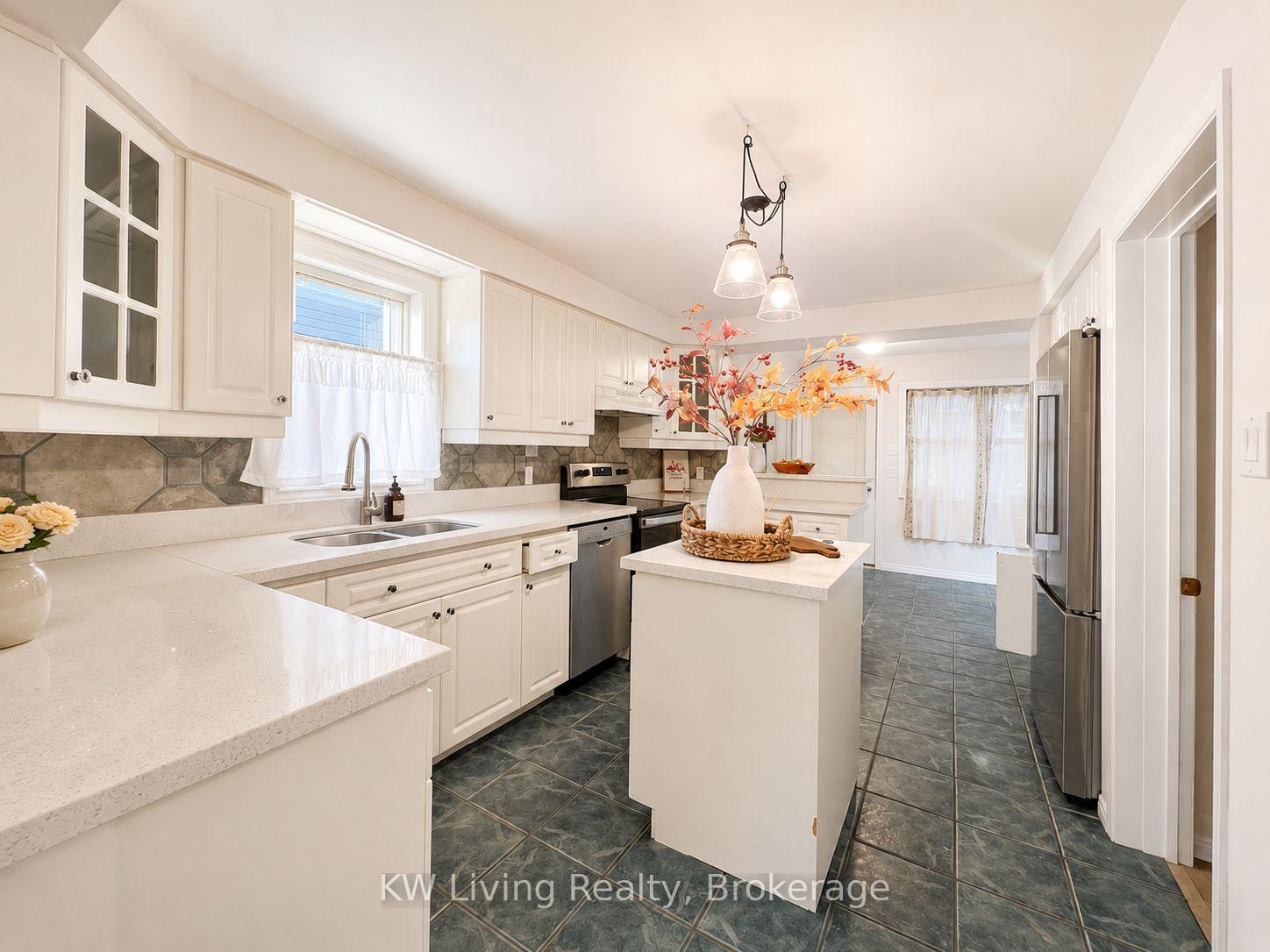 Photo 19 of 127 Lake Drive N, Georgina, Historic Lakeshore Communities — HOMEH