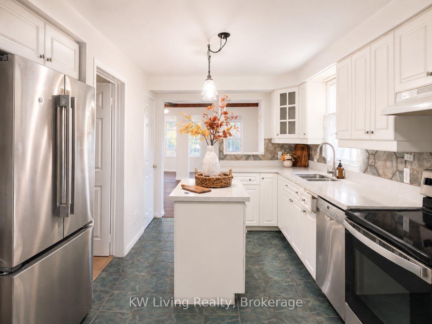 Photo 20 of 127 Lake Drive N, Georgina, Historic Lakeshore Communities — HOMEH