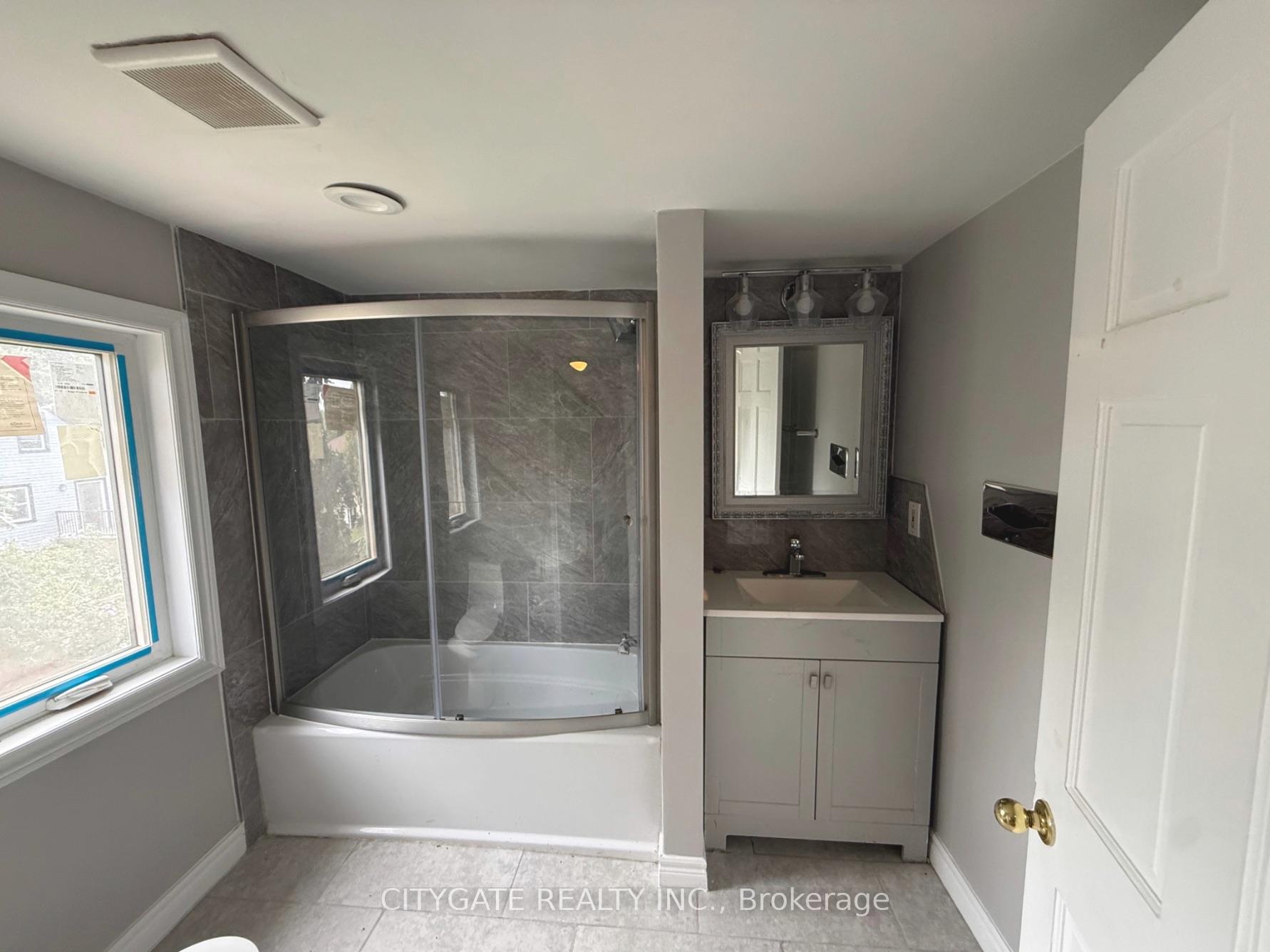 Photo 9 of 687 Upper James Street, Hamilton, Balfour — HOMEH
