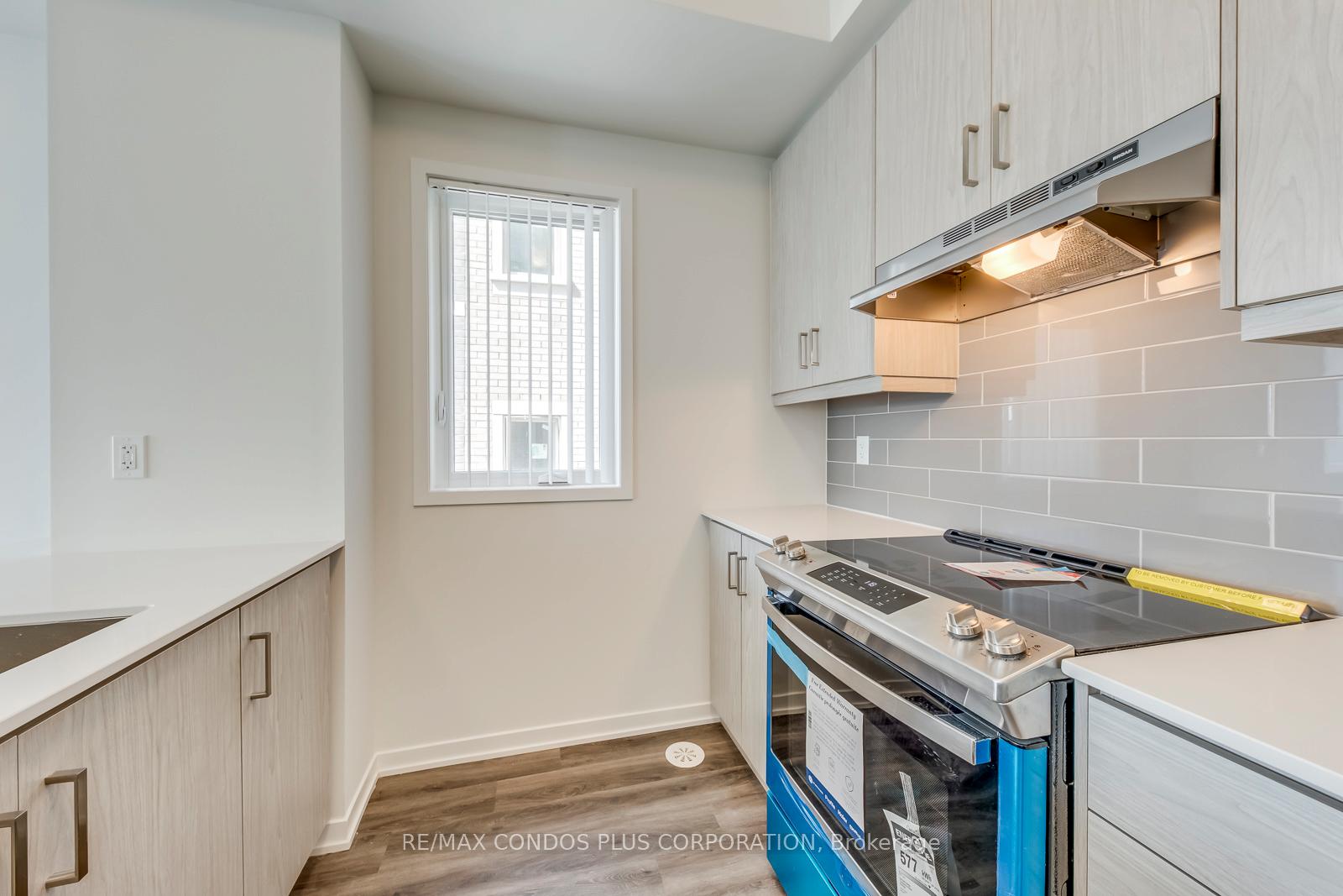 Photo 7 of Unit 281, 140 Honeycrisp Crescent, Vaughan, Vaughan Corporate Centre — HOMEH