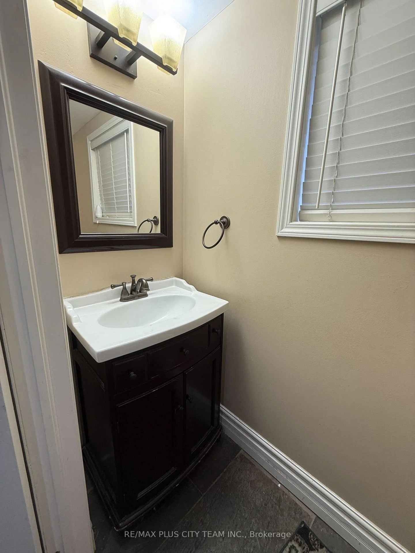 Photo 9 of 844 Luxton Drive, Milton, Beaty — HOMEH