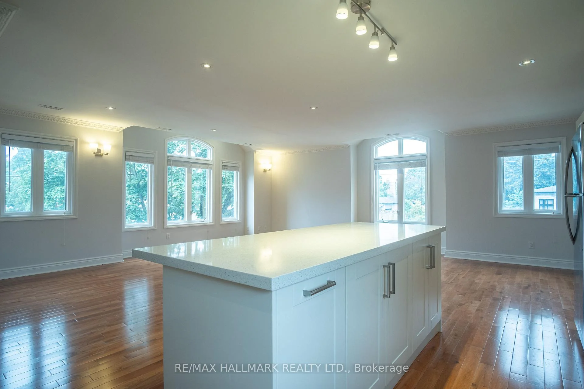 Photo 2 of 6 Griggsden Avenue, Etobicoke, Humber Heights — HOMEH