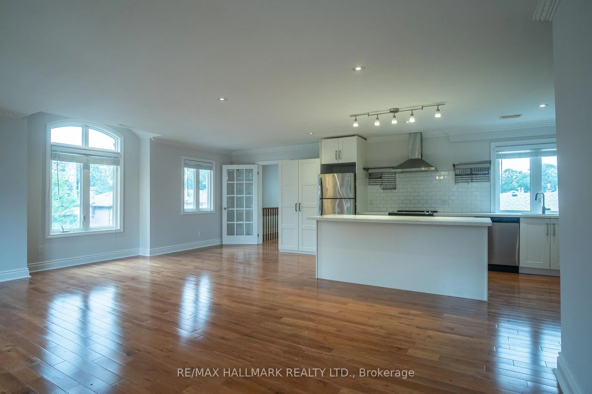 Photo 3 of 6 Griggsden Avenue, Etobicoke, Humber Heights — HOMEH