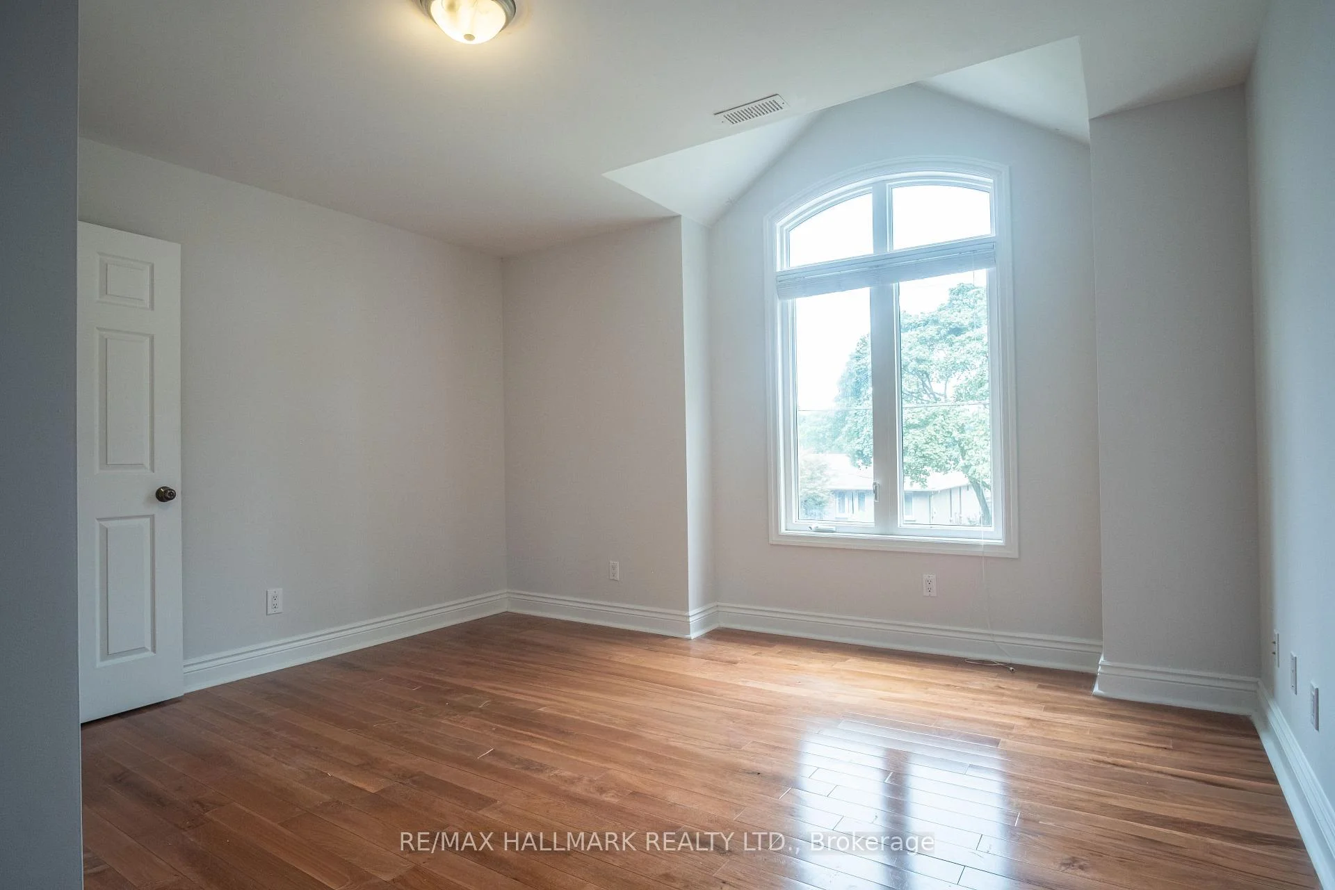 Photo 10 of 6 Griggsden Avenue, Etobicoke, Humber Heights — HOMEH