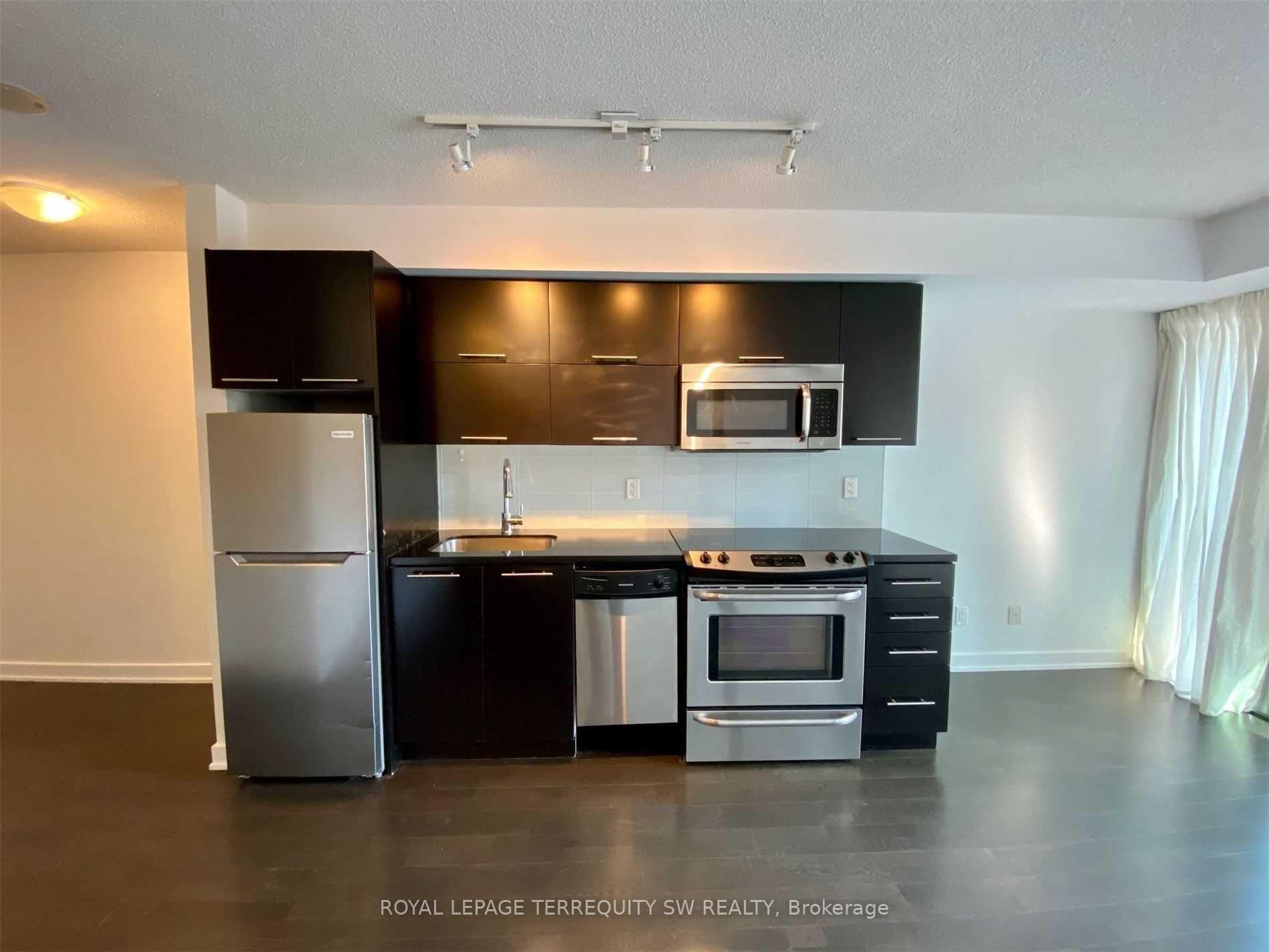 Photo 4 of Unit 613, 126 Simcoe Street, Toronto, Waterfront Communities — HOMEH