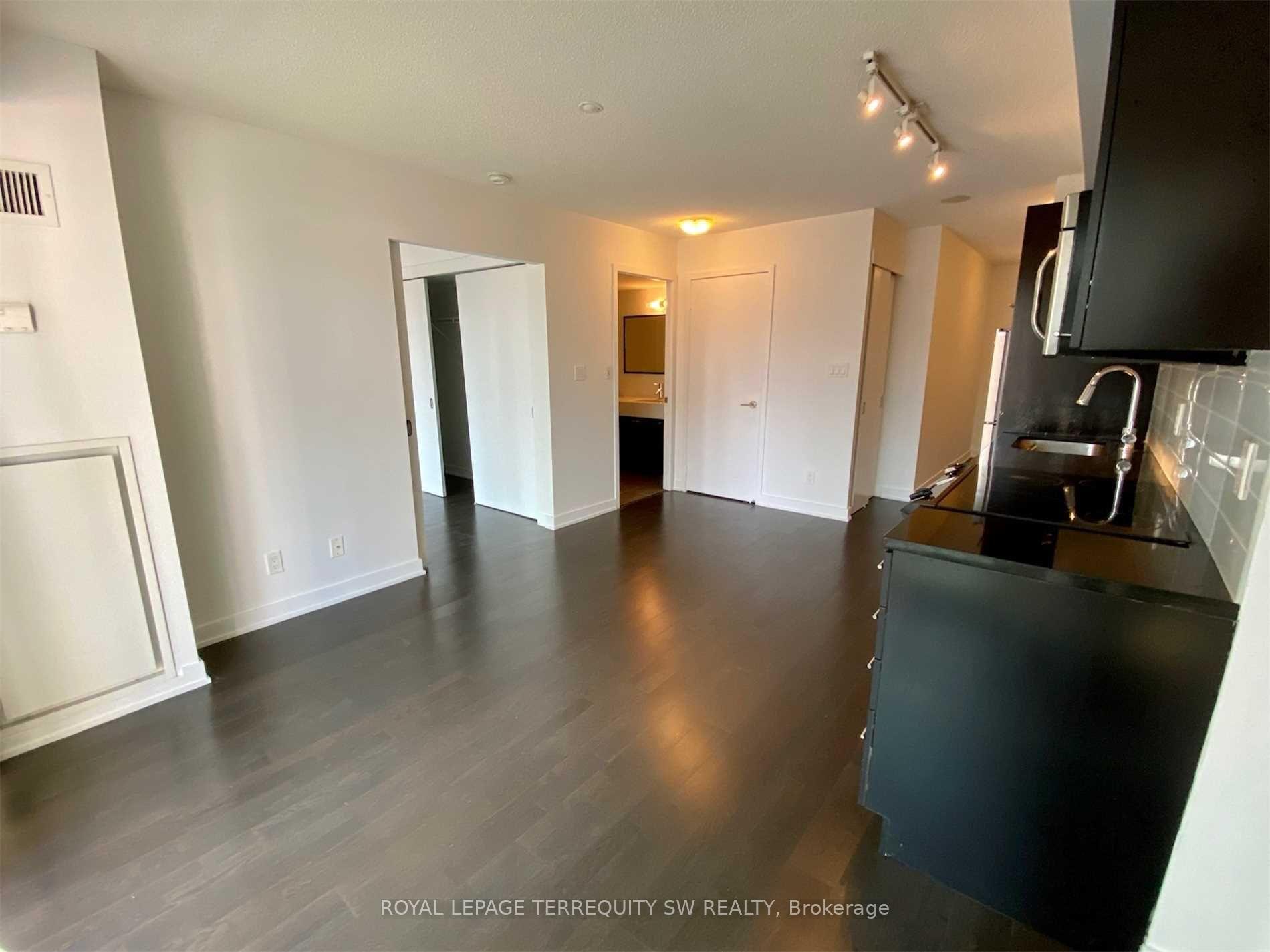 Photo 5 of Unit 613, 126 Simcoe Street, Toronto, Waterfront Communities — HOMEH