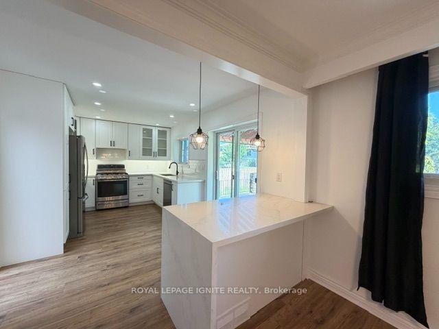 Photo 12 of 11 Fulwell Crescent, North York, York University Heights — HOMEH