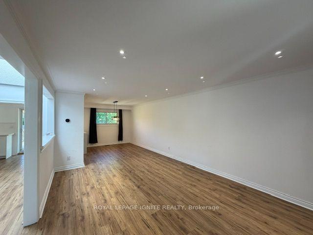 Photo 14 of 11 Fulwell Crescent, North York, York University Heights — HOMEH