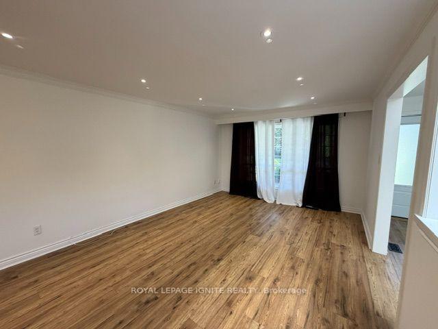 Photo 16 of 11 Fulwell Crescent, North York, York University Heights — HOMEH