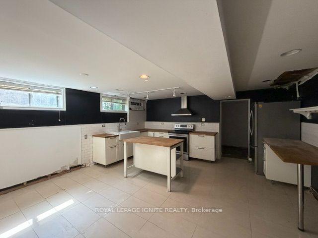 Photo 26 of 11 Fulwell Crescent, North York, York University Heights — HOMEH