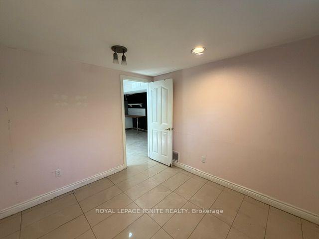 Photo 28 of 11 Fulwell Crescent, North York, York University Heights — HOMEH