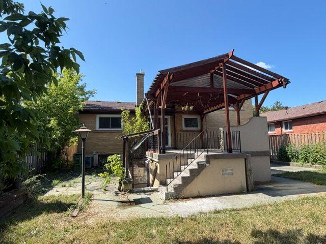 Photo 37 of 11 Fulwell Crescent, North York, York University Heights — HOMEH